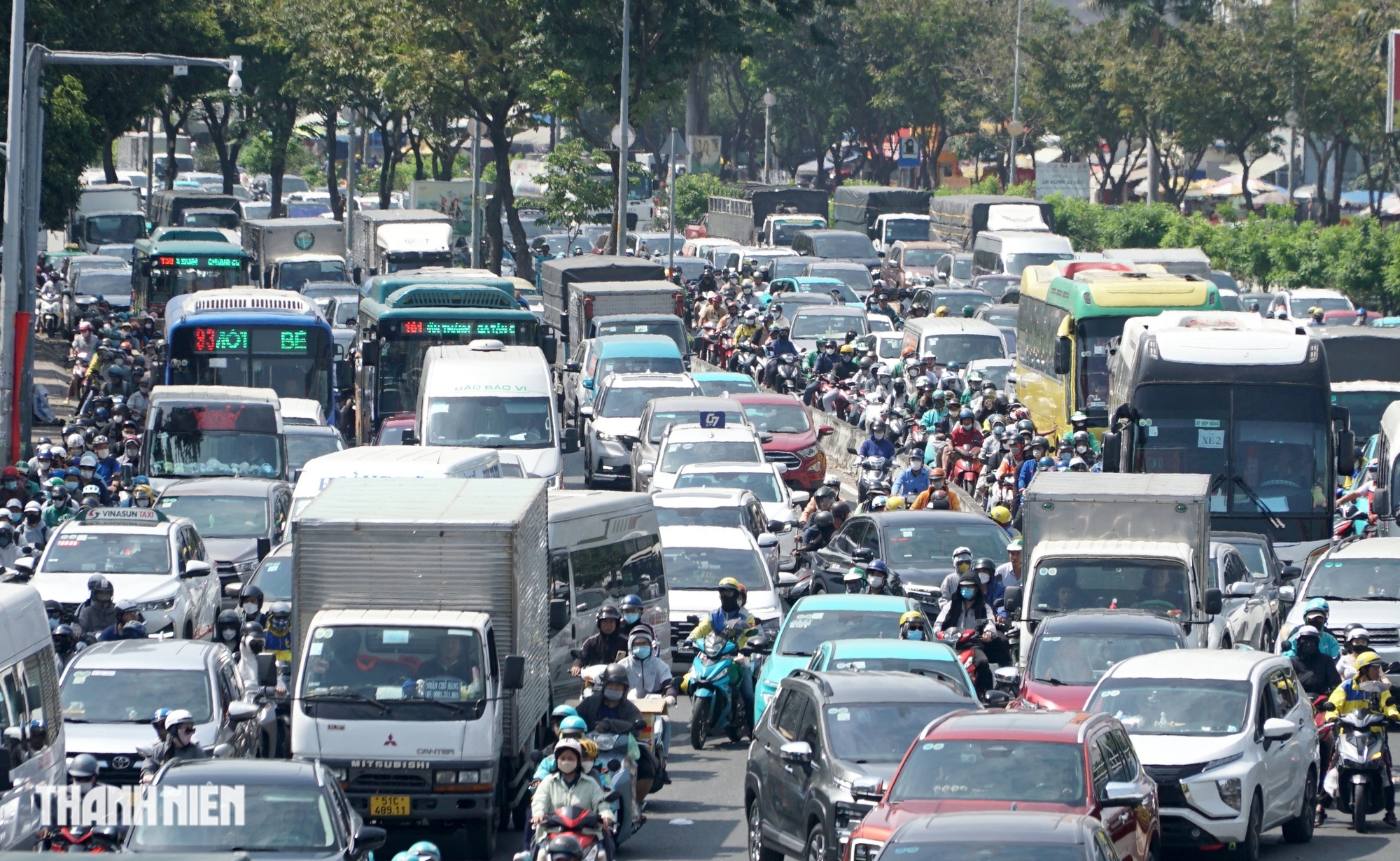 TP.HCM kẹt xe giữa trưa: Dòng xe nối đuôi chờ hàng chục phút để qua đèn đỏ- Ảnh 2.