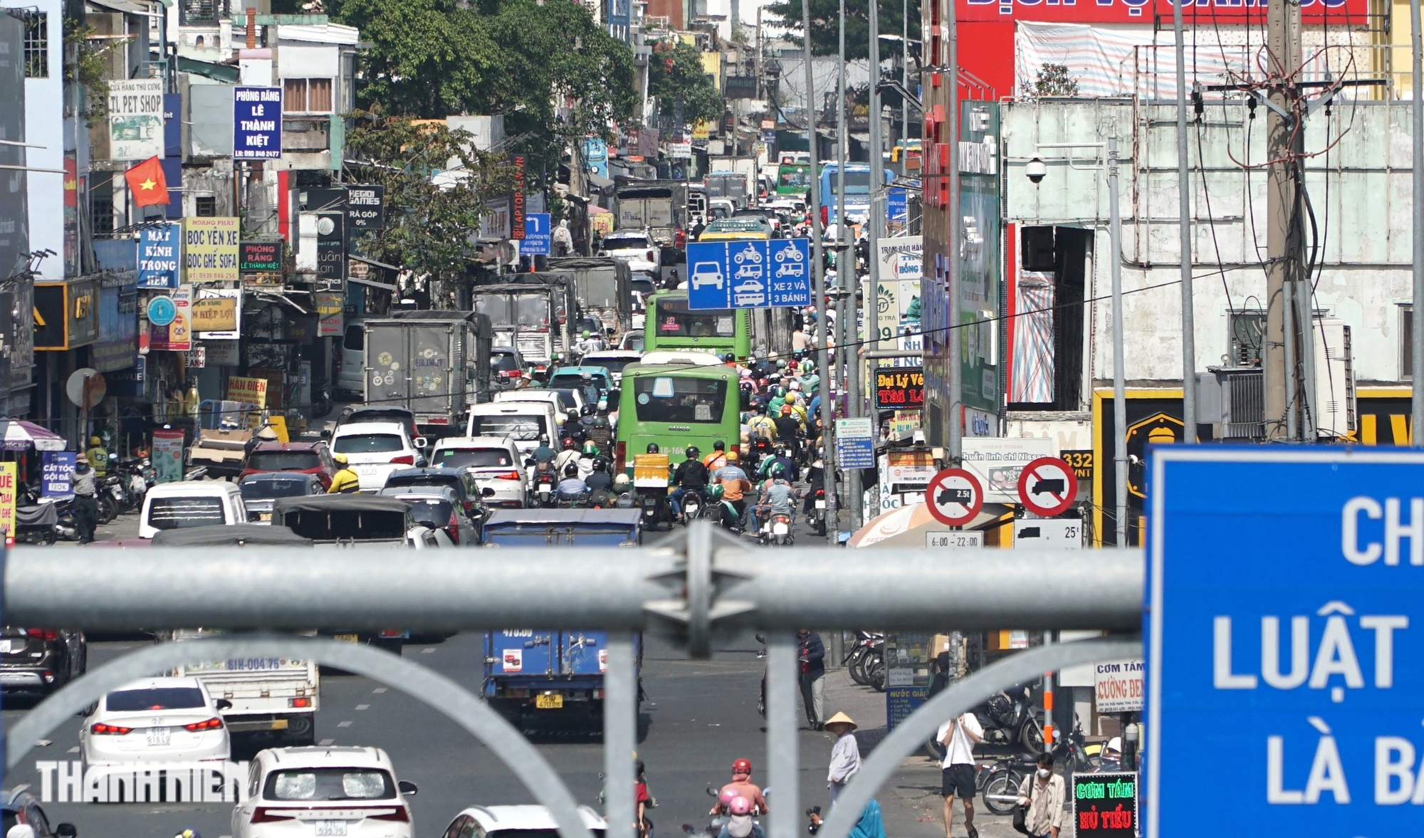 TP.HCM kẹt xe giữa trưa: Dòng xe nối đuôi chờ hàng chục phút để qua đèn đỏ- Ảnh 8.