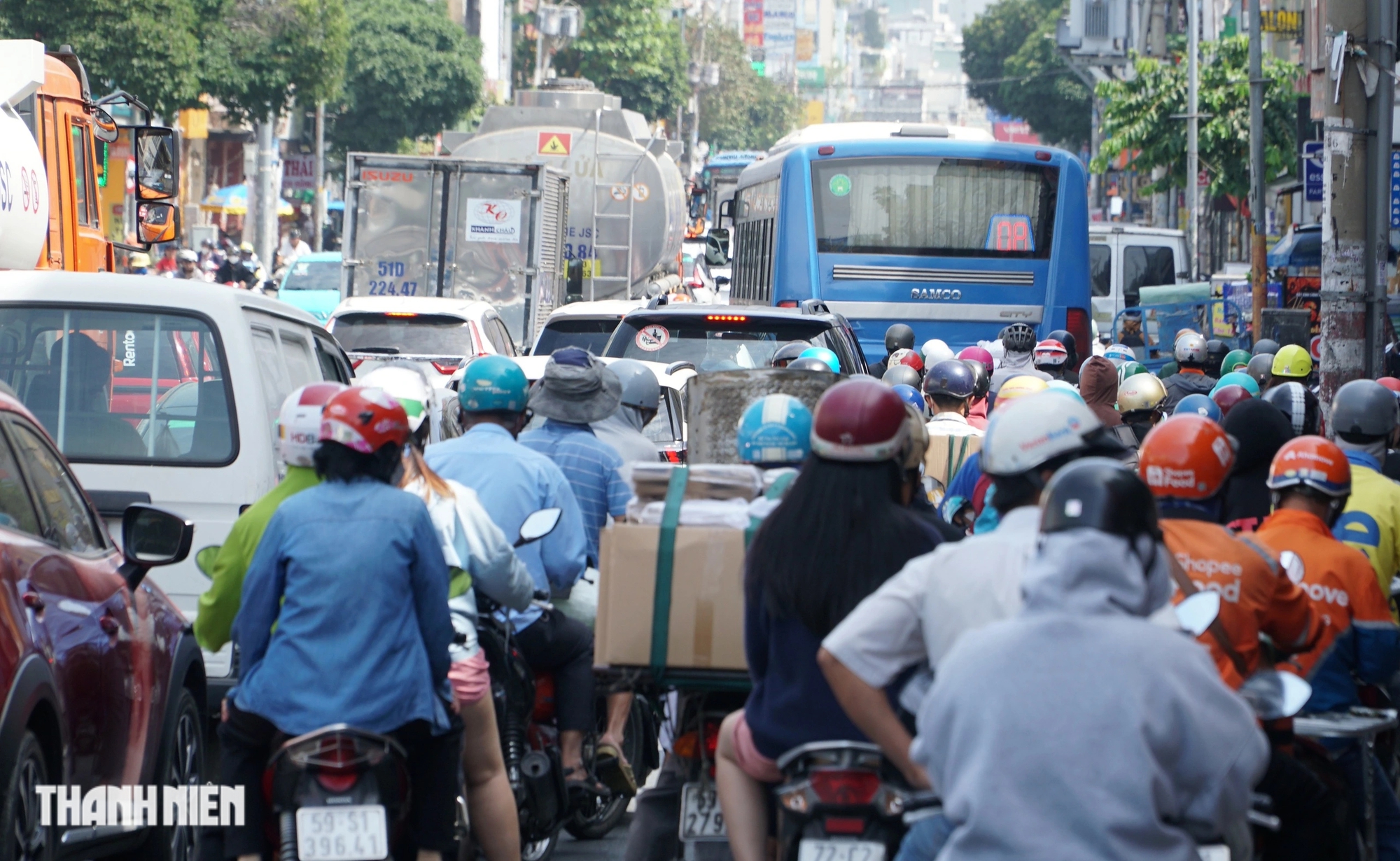 TP.HCM kẹt xe giữa trưa: Dòng xe nối đuôi chờ hàng chục phút để qua đèn đỏ- Ảnh 10.