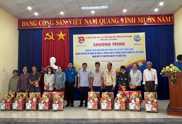 Thăm hỏi, tặng quà tết người dân vùng căn cứ tại Bến Tre- Ảnh 3. Thăm hỏi, tặng quà tết người dân vùng căn cứ tại Bến Tre- Ảnh 3.