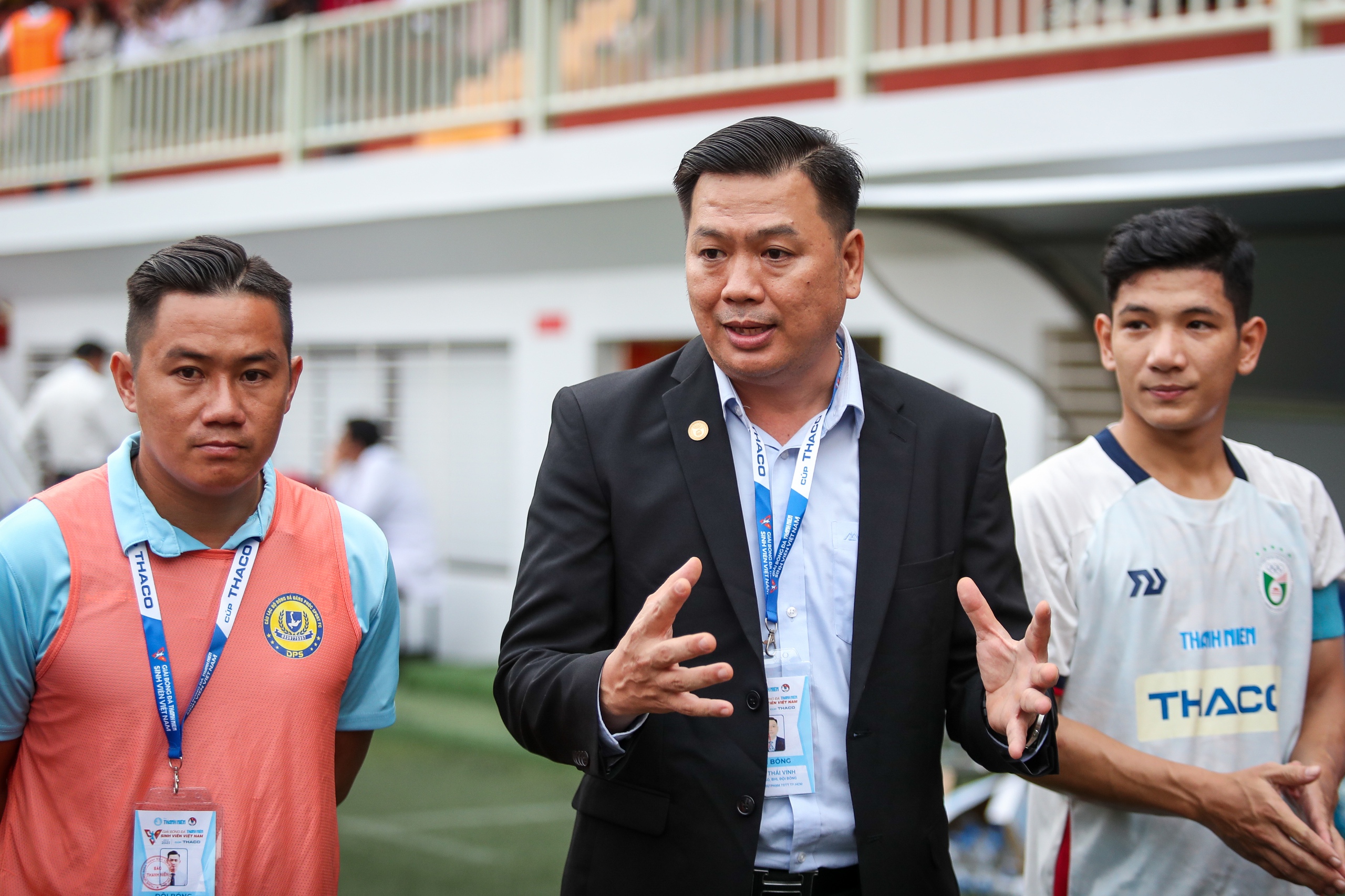 Coach Pham The Vinh and the defending champion team of Ho Chi Minh City University of Sports and Education slipped through the narrow door and continued spectacularly.