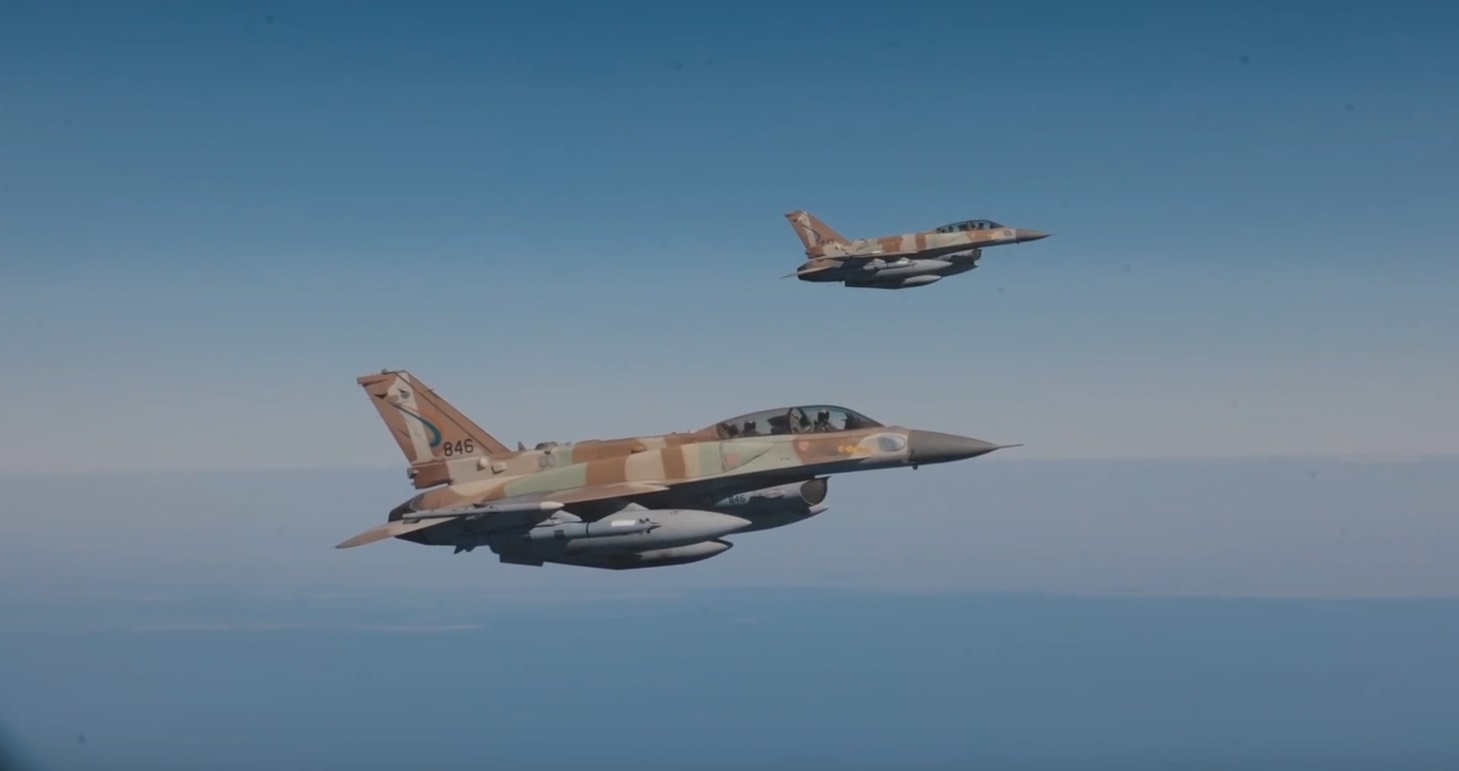 Israel attacks Yemen, announces it will hunt down Houthi leaders - Photo 1.