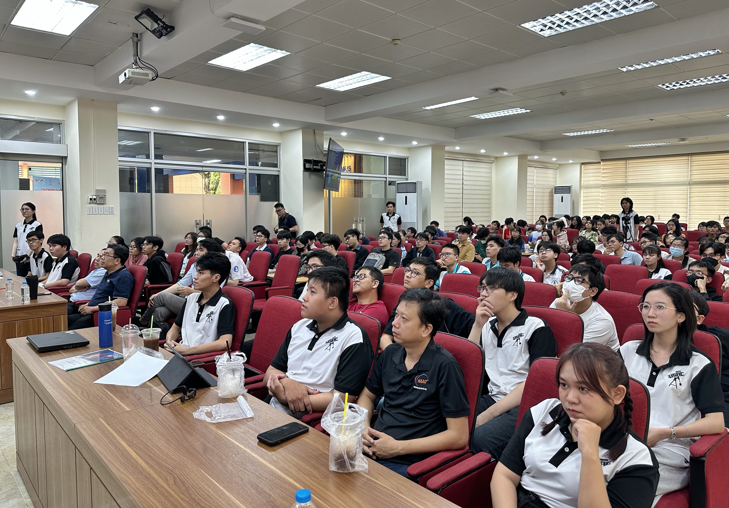 Hơn 200 người hào hứng khám phá bầu trời: 'Chòm sao cổ đại có ngàn năm bất biến?'- Ảnh 1. Hơn 200 người hào hứng khám phá bầu trời: 'Chòm sao cổ đại có ngàn năm bất biến?'- Ảnh 1.