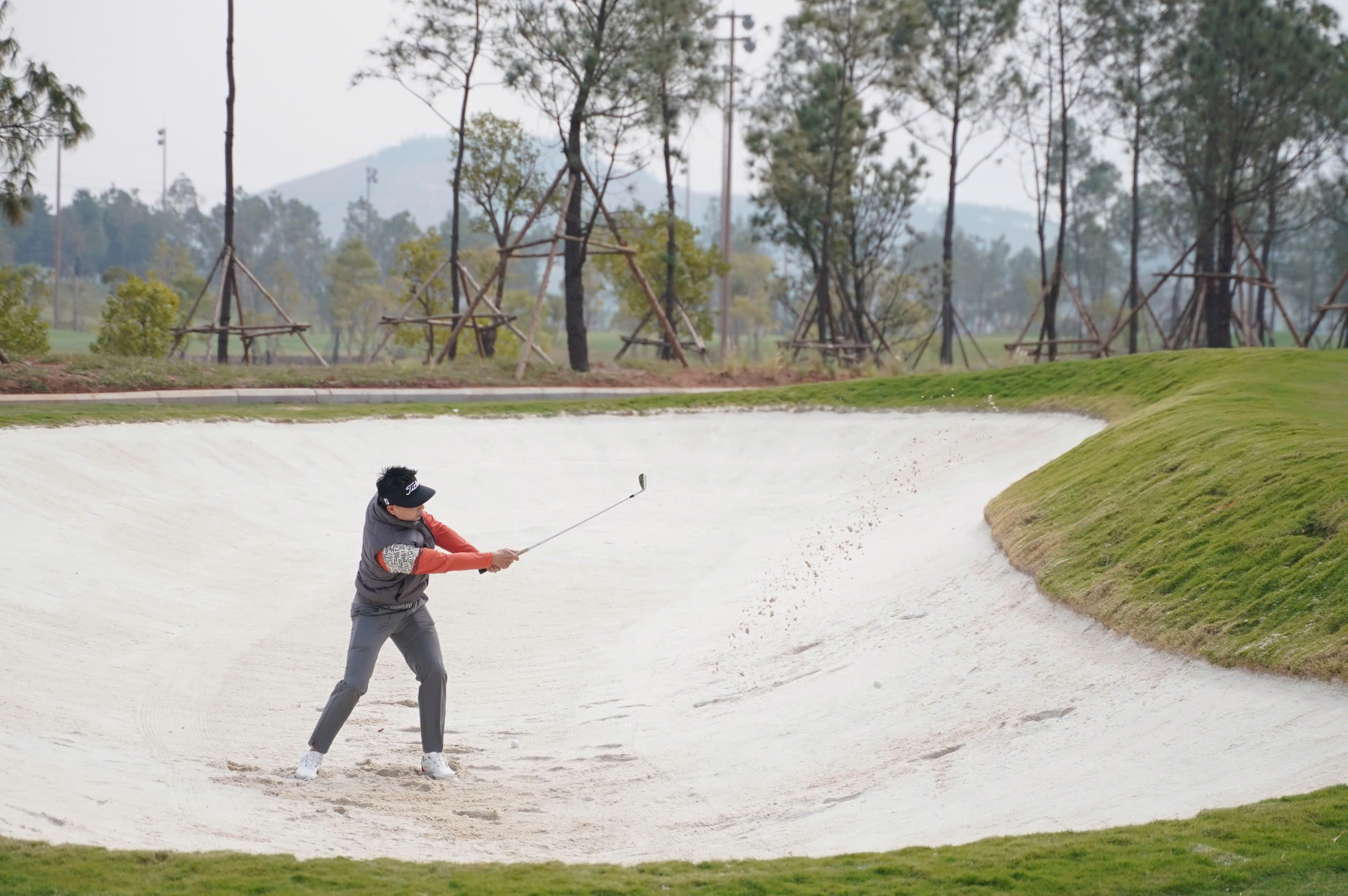 Dong Trieu trillion golf course opens to welcome 200 golfers to compete - Photo 2.