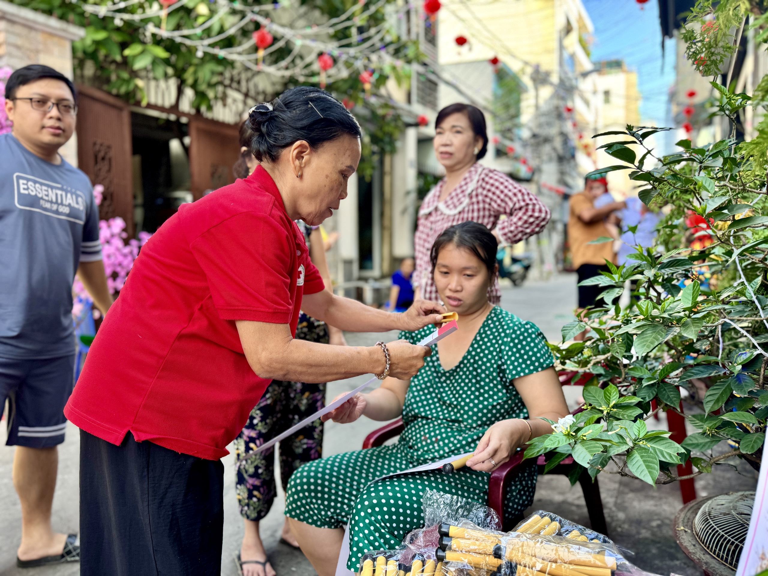 Bà con trong hẻm ở TP.HCM rộn ràng, xúm nhau gói bánh chưng tạo điều bất ngờ Tết- Ảnh 6.