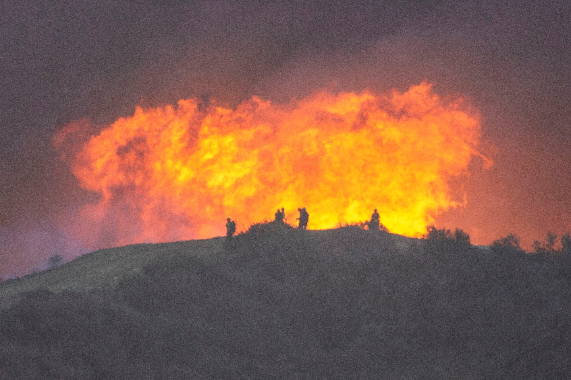 California forest fire disaster: 13 people died, Canada and Mexico sent forces to support - Photo 2.