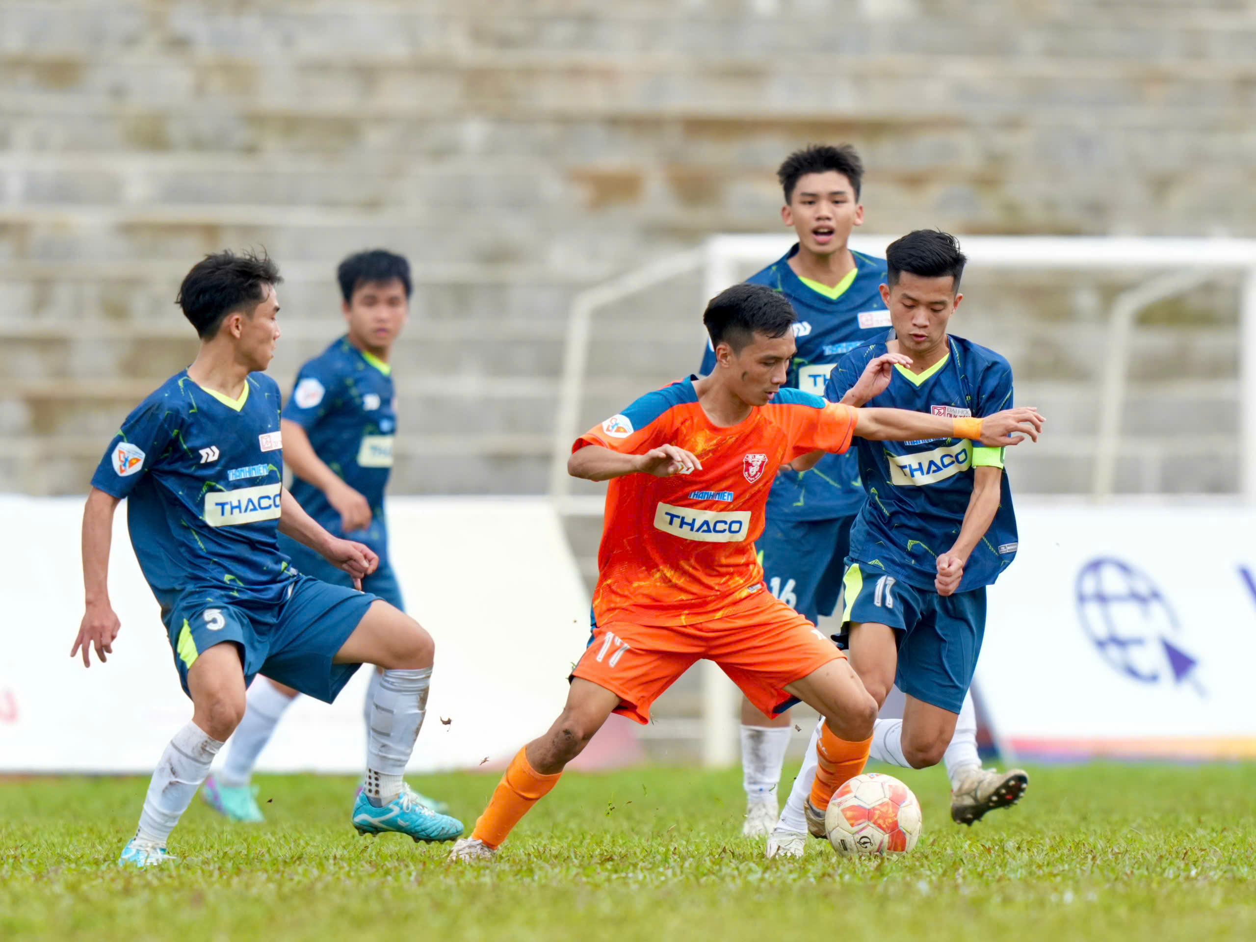 'Future doctors' from Hue University team carry books while studying for exams and playing soccer - Photo 2.