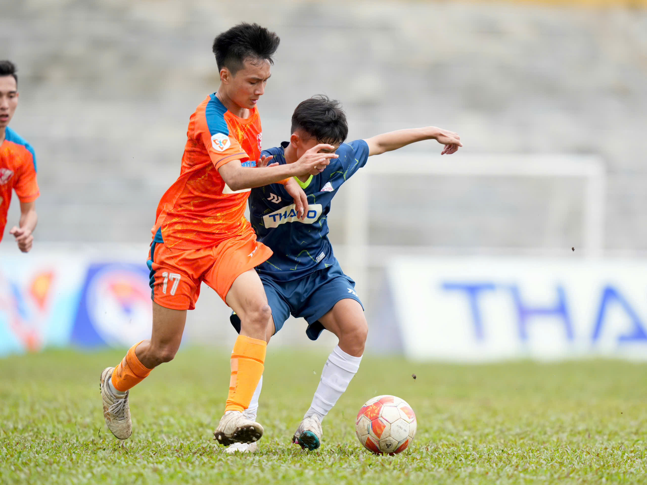 'Future doctors' from Hue University team carry books while studying for exams and playing soccer - Photo 3.