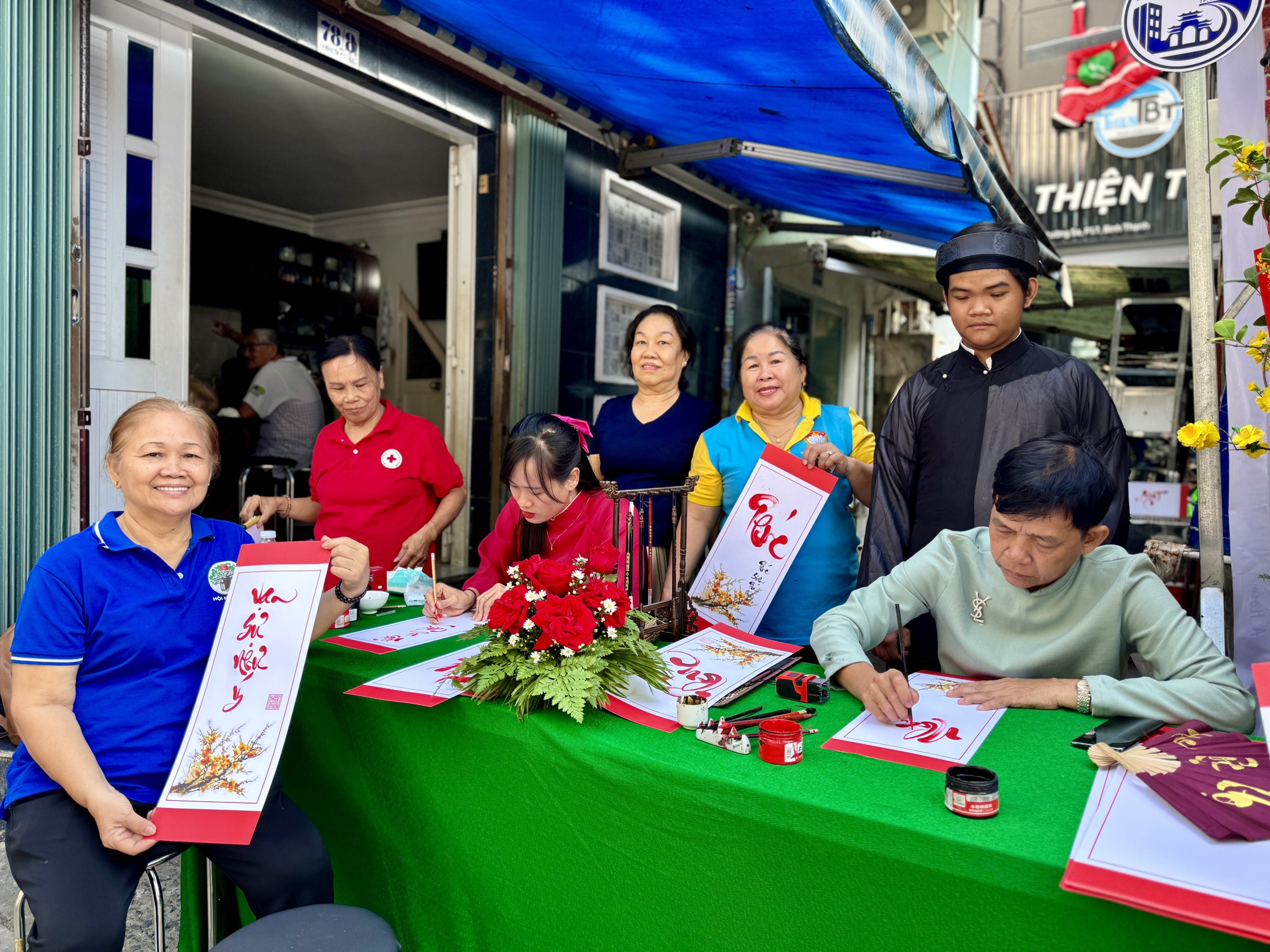 Bà con trong hẻm ở TP.HCM rộn ràng, xúm nhau gói bánh chưng tạo điều bất ngờ Tết- Ảnh 1.