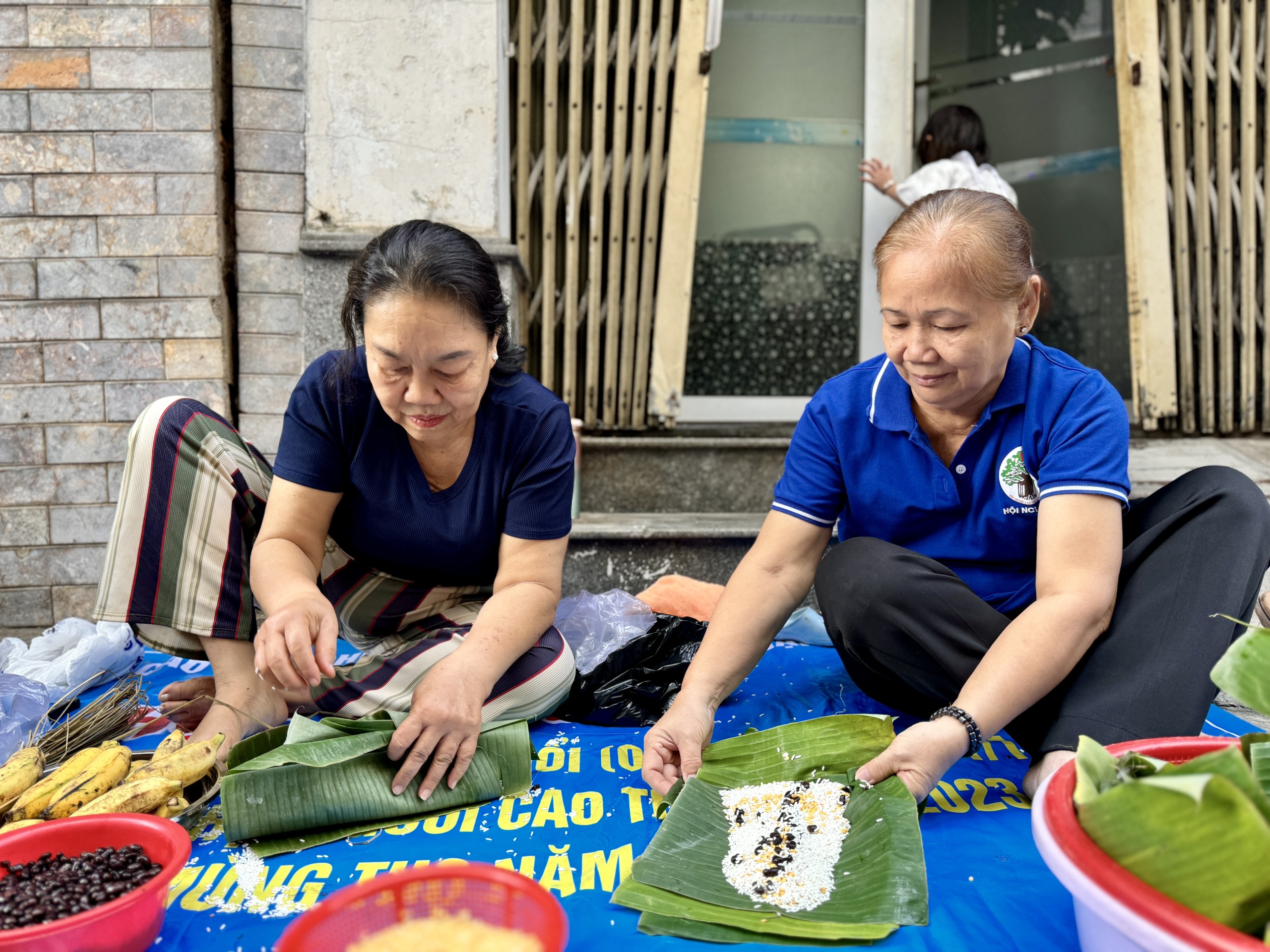 Bà con trong hẻm ở TP.HCM rộn ràng, xúm nhau gói bánh chưng tạo điều bất ngờ Tết- Ảnh 2.