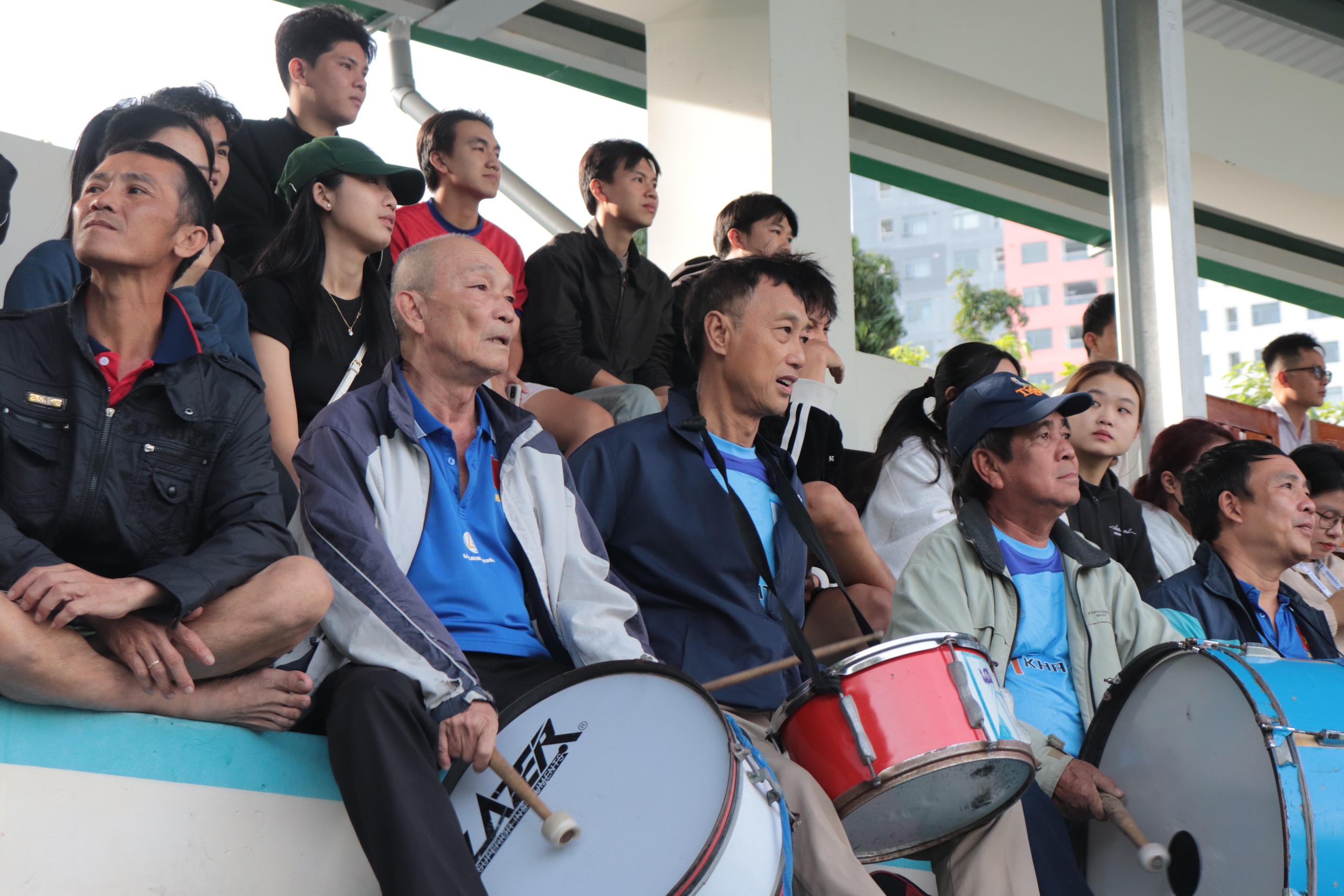 CĐV U.70 đánh trống cổ vũ ĐH Nha Trang: ‘Vui là chính nhưng thắng là 10’- Ảnh 1.