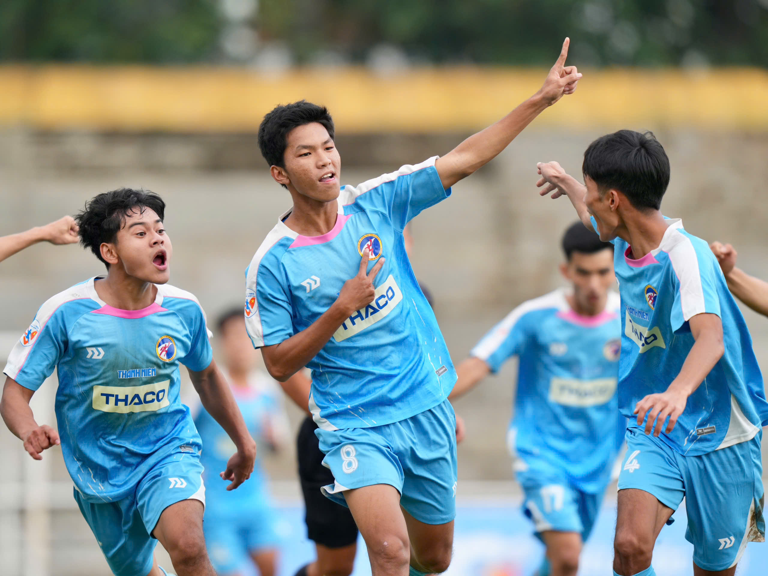 Tears of two emotions, coach Tran Huu Dong Trieu and his team stopped - Photo 3.