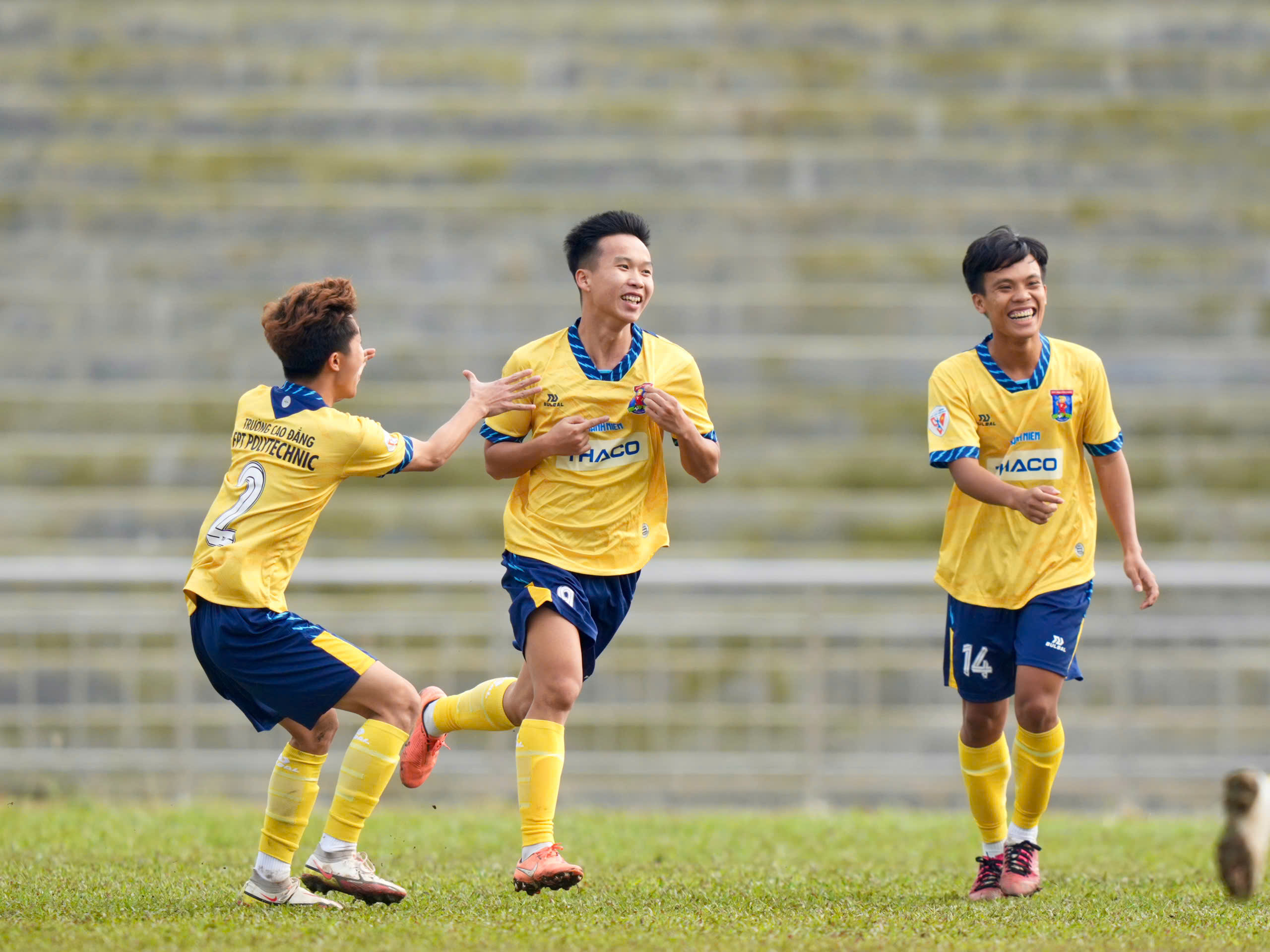 Tears of two emotions, coach Tran Huu Dong Trieu and his team stopped - Photo 2.