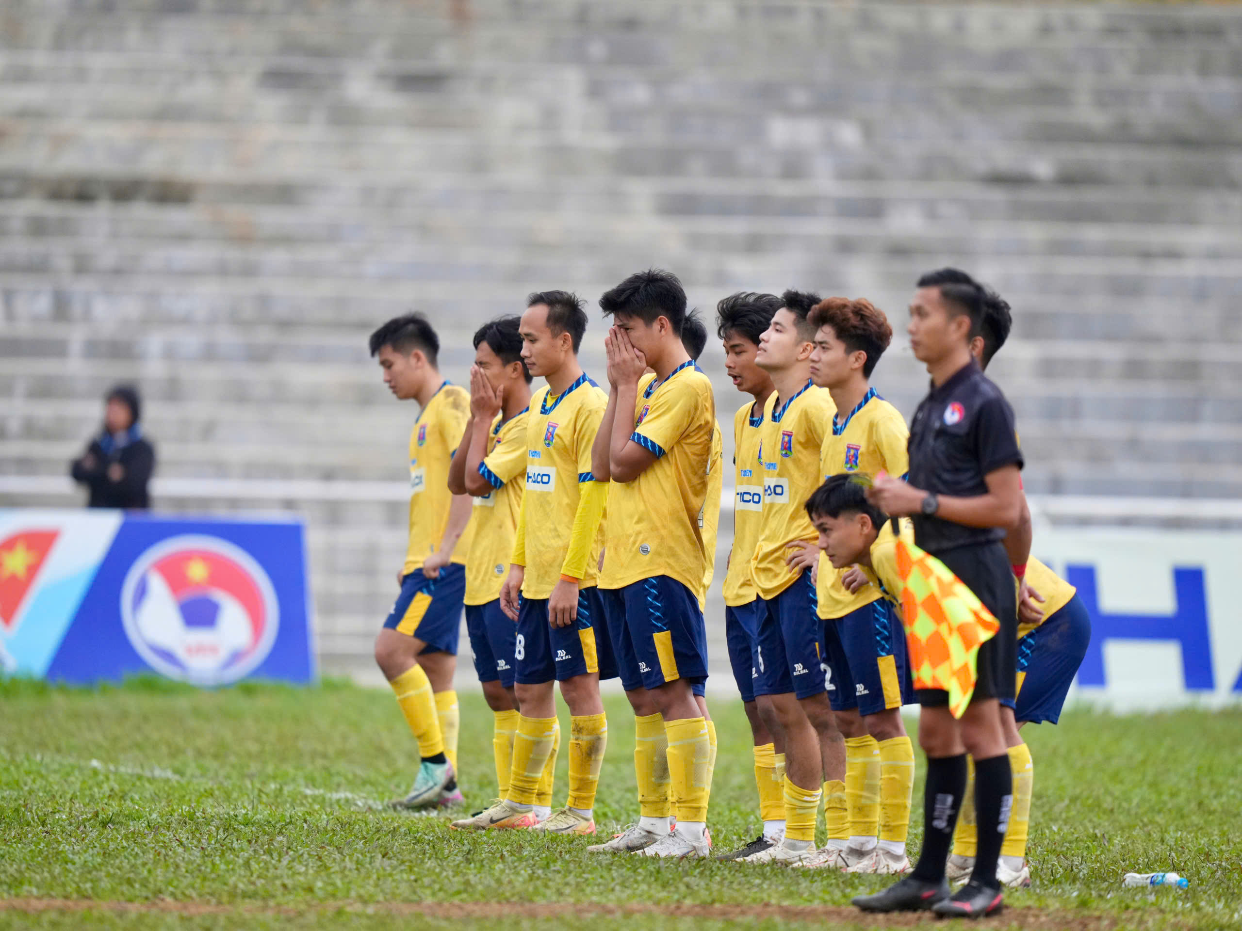 Tears of two emotions, coach Tran Huu Dong Trieu and his team stopped - Photo 4.