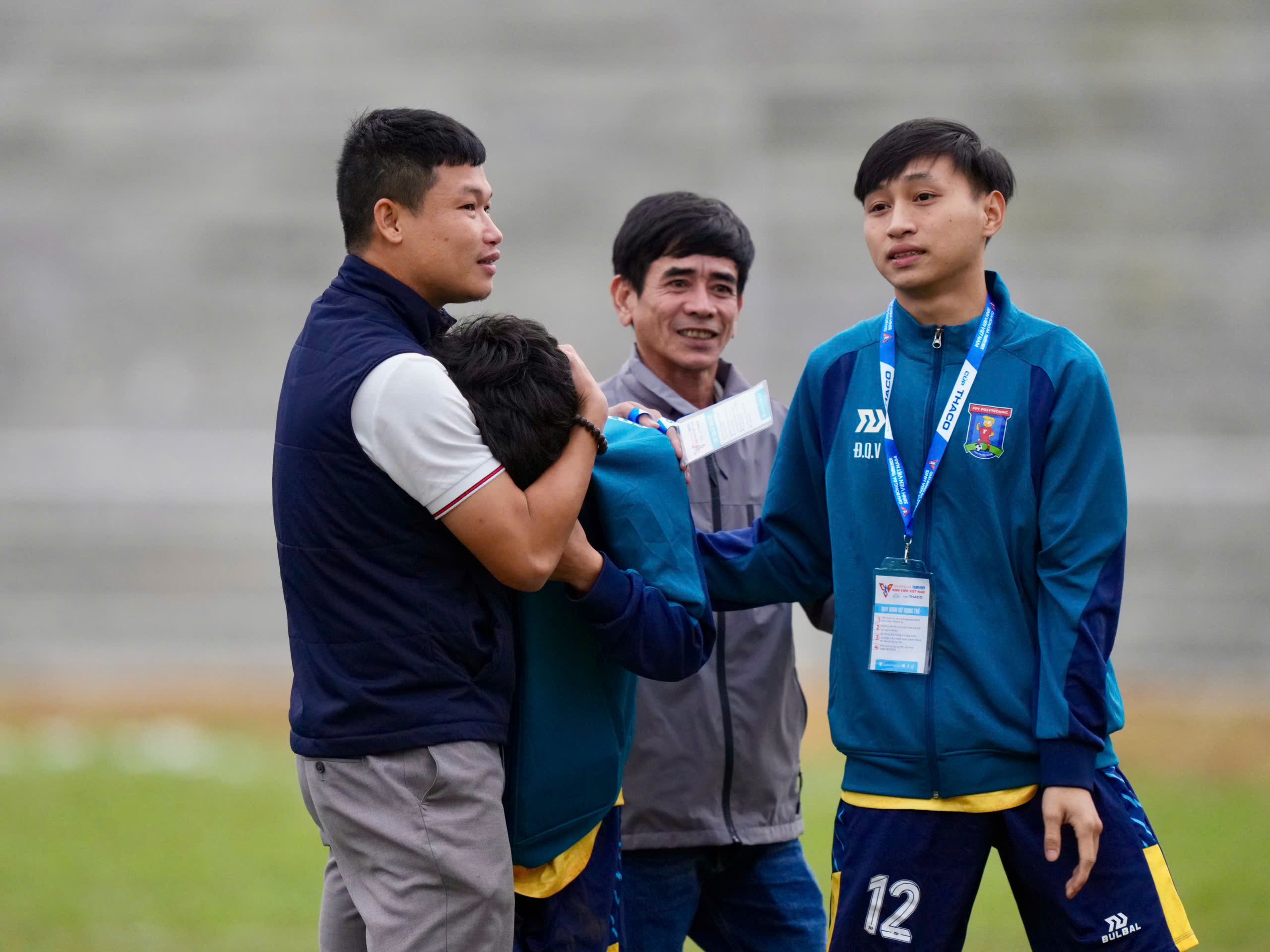 Tears of two emotions, coach Tran Huu Dong Trieu and his team stopped - Photo 6.