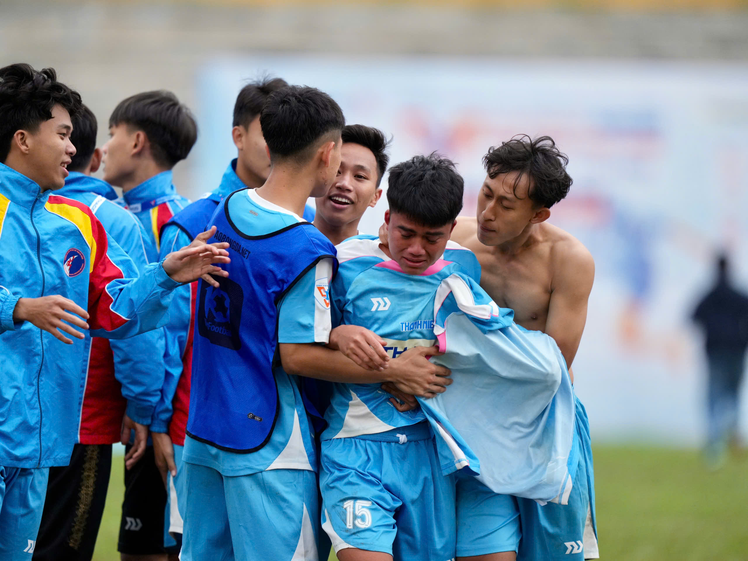 Tears of two emotions, coach Tran Huu Dong Trieu and his team stopped - Photo 8.