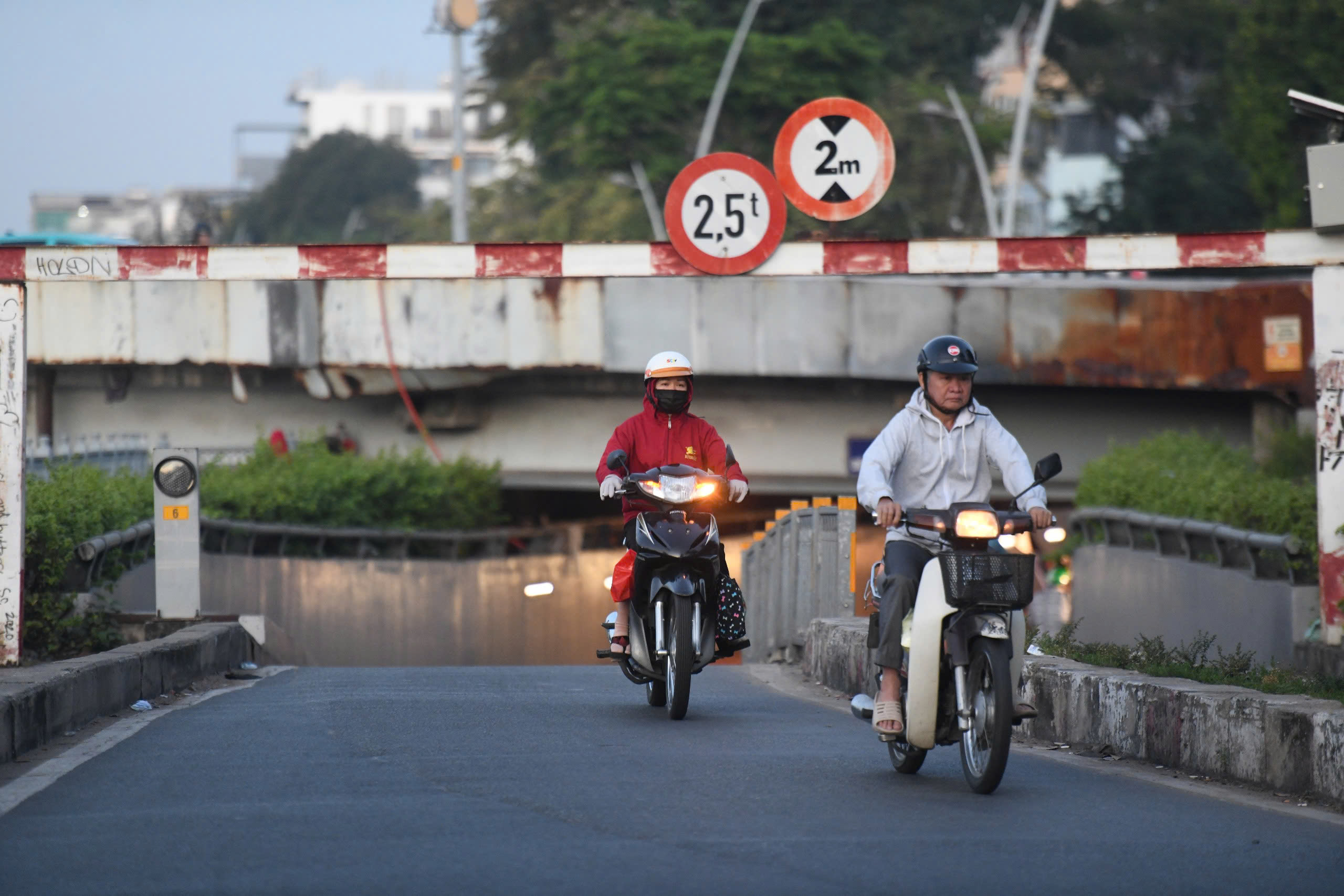 Nhiệt độ TP.HCM thấp nhất từ đầu năm: Gần trưa vẫn còn chút se lạnh- Ảnh 4.