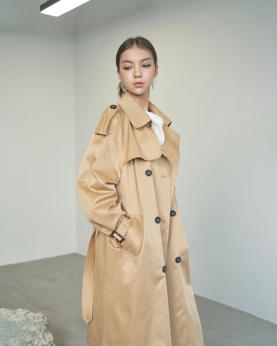 Berpakaianlah untuk bekerja pada hari pertama tahun baru dengan mantel panjang - Foto 9. Mặc đẹp đi làm ngày đầu năm với áo khoác dáng dài- Ảnh 9.