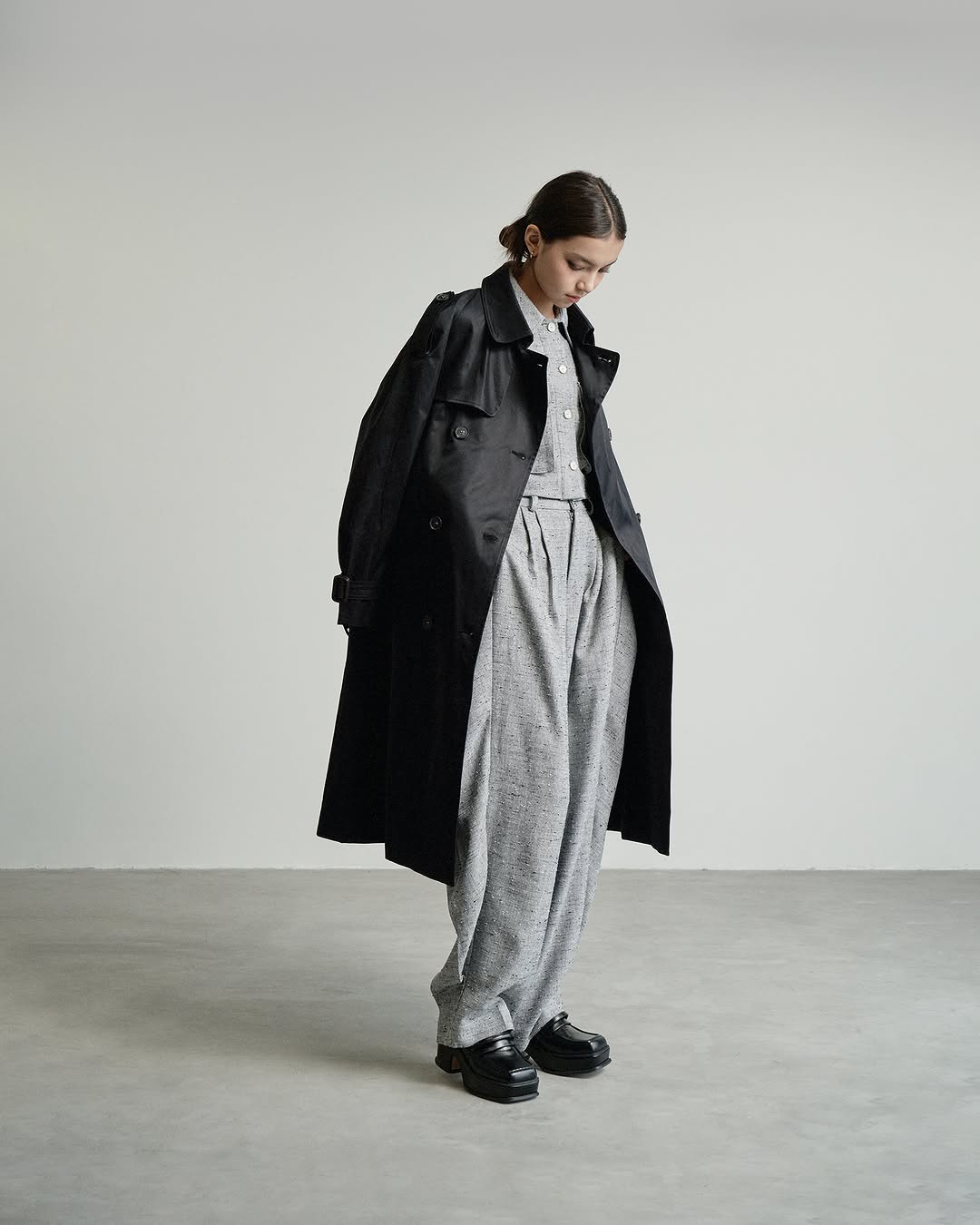 Berpakaianlah untuk bekerja pada hari pertama tahun baru dengan mantel panjang - Foto 8. Mặc đẹp đi làm ngày đầu năm với áo khoác dáng dài- Ảnh 8.