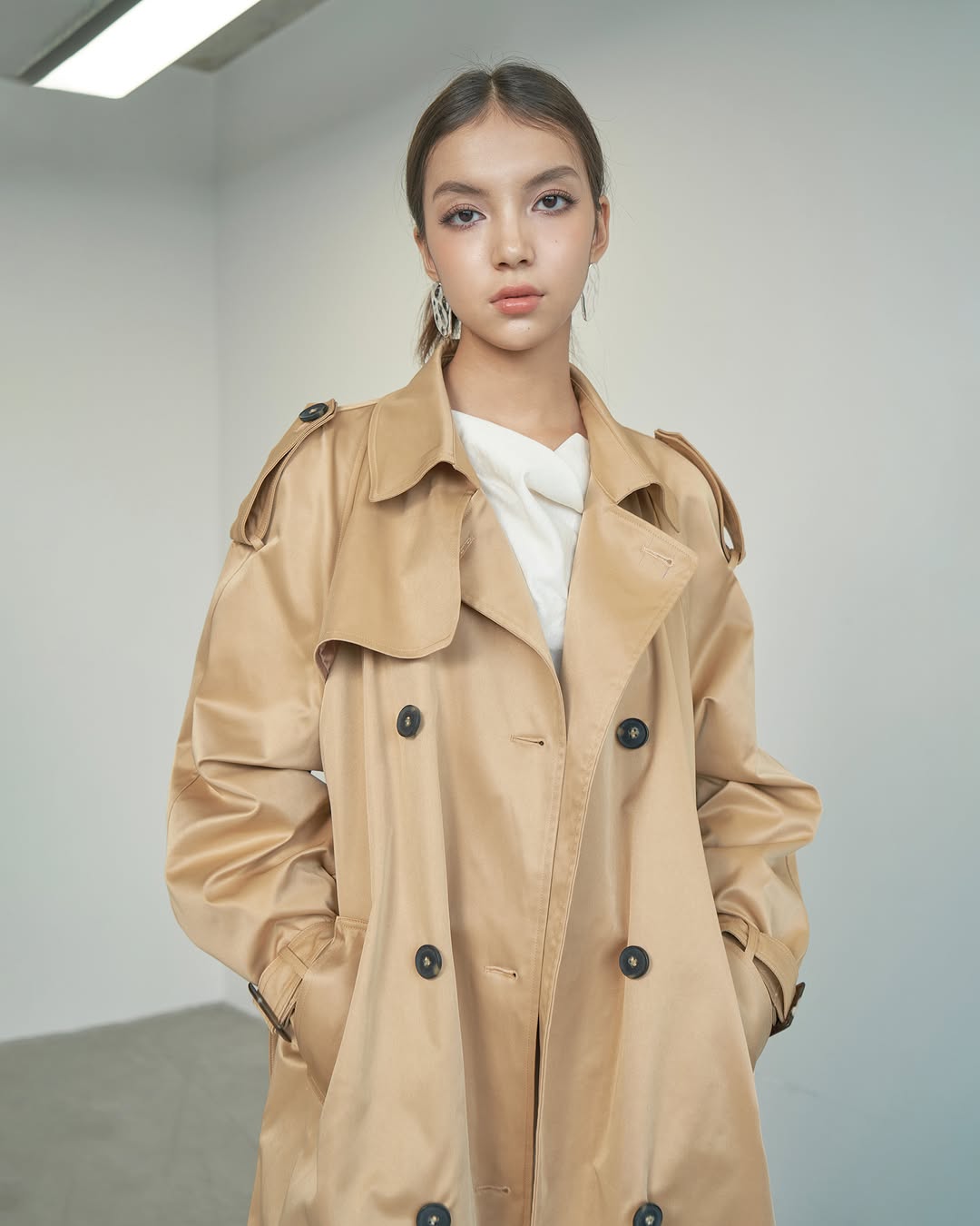 Berpakaianlah untuk bekerja pada hari pertama tahun baru dengan mantel panjang - Foto 10. Mặc đẹp đi làm ngày đầu năm với áo khoác dáng dài- Ảnh 10.