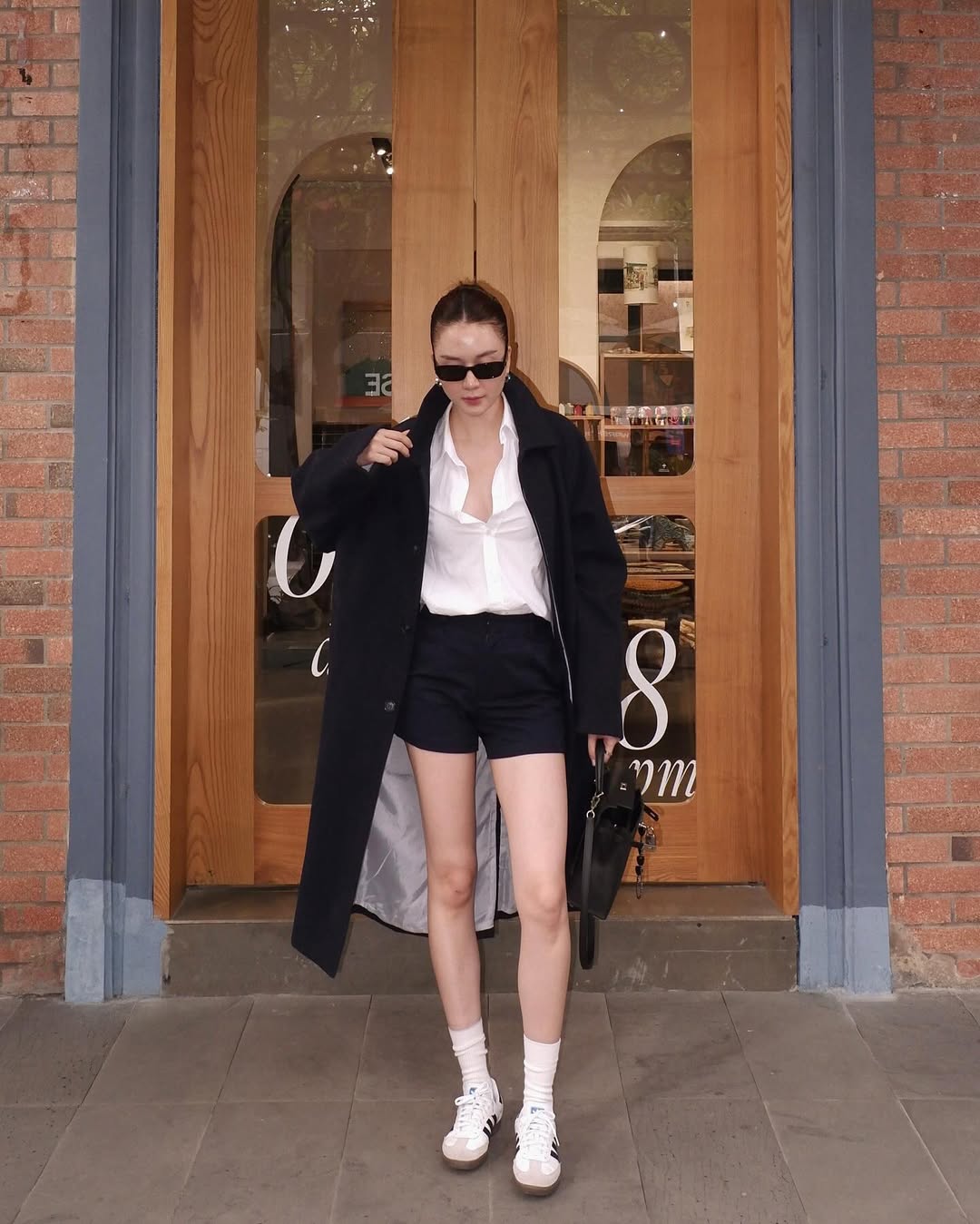 Cămașa albă este indispensabilă în garderoba de la începutul primăverii 2025 - Fotografia 9. Áo sơ mi trắng không thể thiếu trong tủ đồ đầu xuân 2025- Ảnh 9.