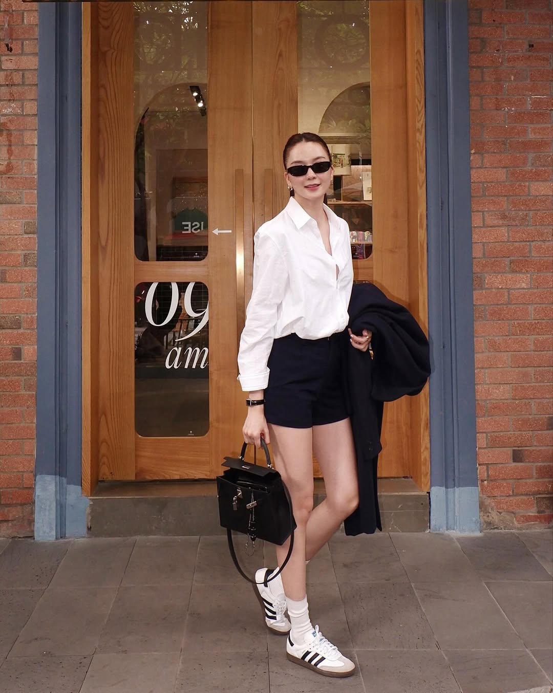 Cămașa albă este indispensabilă în garderoba de la începutul primăverii 2025 - Fotografia 10. Áo sơ mi trắng không thể thiếu trong tủ đồ đầu xuân 2025- Ảnh 10.