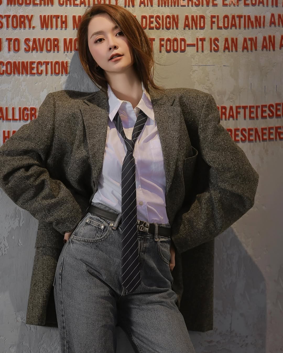 Cămașa albă este indispensabilă în garderoba de la începutul primăverii 2025 - Fotografia 5. Áo sơ mi trắng không thể thiếu trong tủ đồ đầu xuân 2025- Ảnh 5.