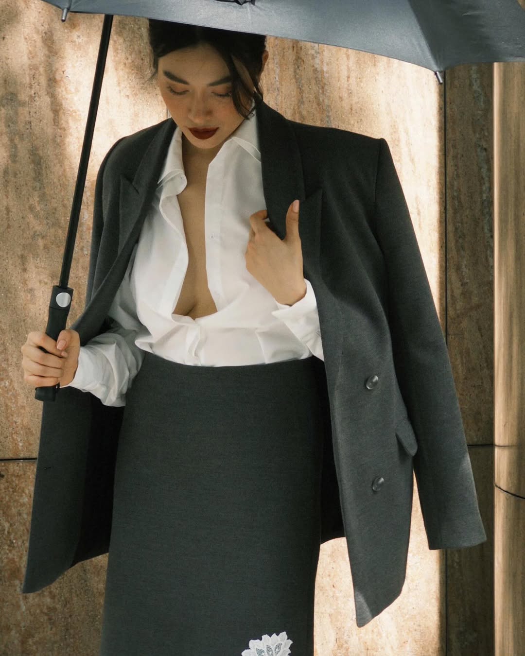 Cămașa albă este indispensabilă în garderoba de la începutul primăverii 2025 - Fotografia 7. Áo sơ mi trắng không thể thiếu trong tủ đồ đầu xuân 2025- Ảnh 7.