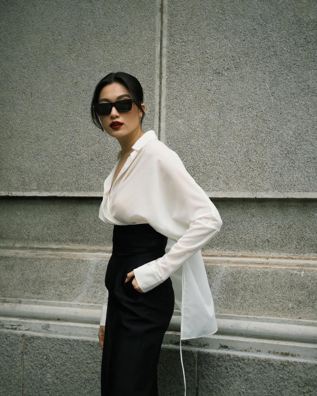 Cămașa albă este indispensabilă în garderoba de la începutul primăverii 2025 - Fotografia 6. Áo sơ mi trắng không thể thiếu trong tủ đồ đầu xuân 2025- Ảnh 6.