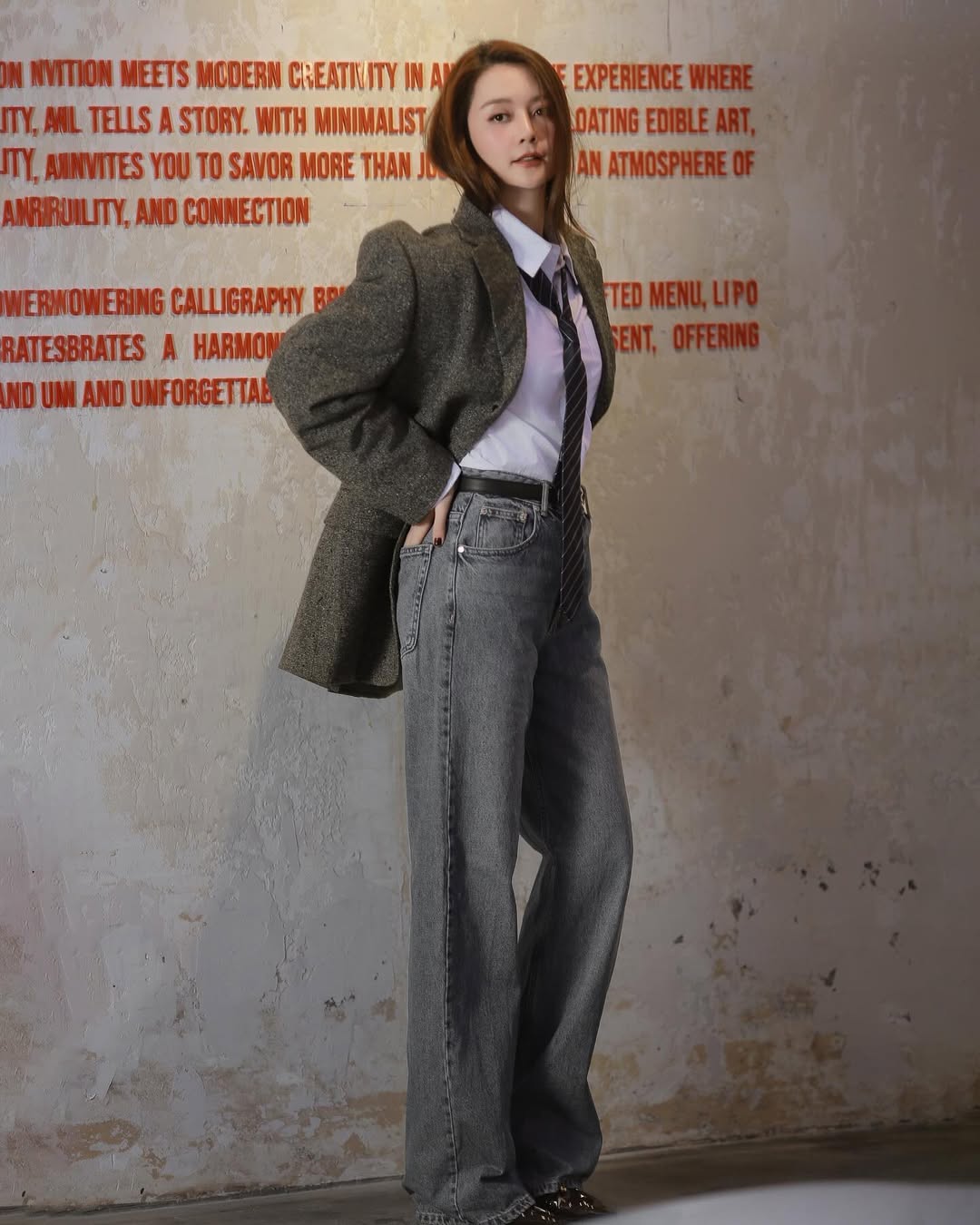 Cămașa albă este indispensabilă în garderoba de la începutul primăverii 2025 - Fotografia 4. Áo sơ mi trắng không thể thiếu trong tủ đồ đầu xuân 2025- Ảnh 4.