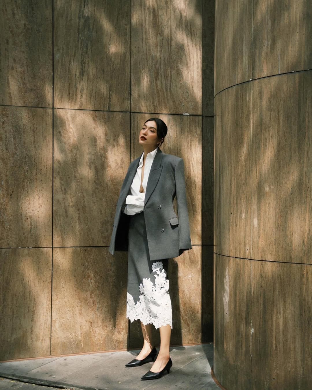 Cămașa albă este indispensabilă în garderoba de la începutul primăverii 2025 - Fotografia 8. Áo sơ mi trắng không thể thiếu trong tủ đồ đầu xuân 2025- Ảnh 8.