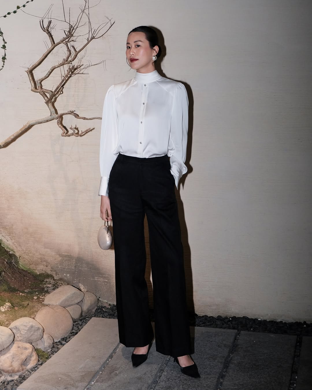 ແນວໂນ້ມ outfit ສີດໍາແລະສີຂາວ, ກັບຄືນມາທີ່ເຂັ້ມແຂງໃນຕອນຕົ້ນຂອງປີໃຫມ່ - ຮູບພາບ 4. Xu hướng phối đồ trắng đen, sự trở lại mạnh mẽ đầu năm mới- Ảnh 4.