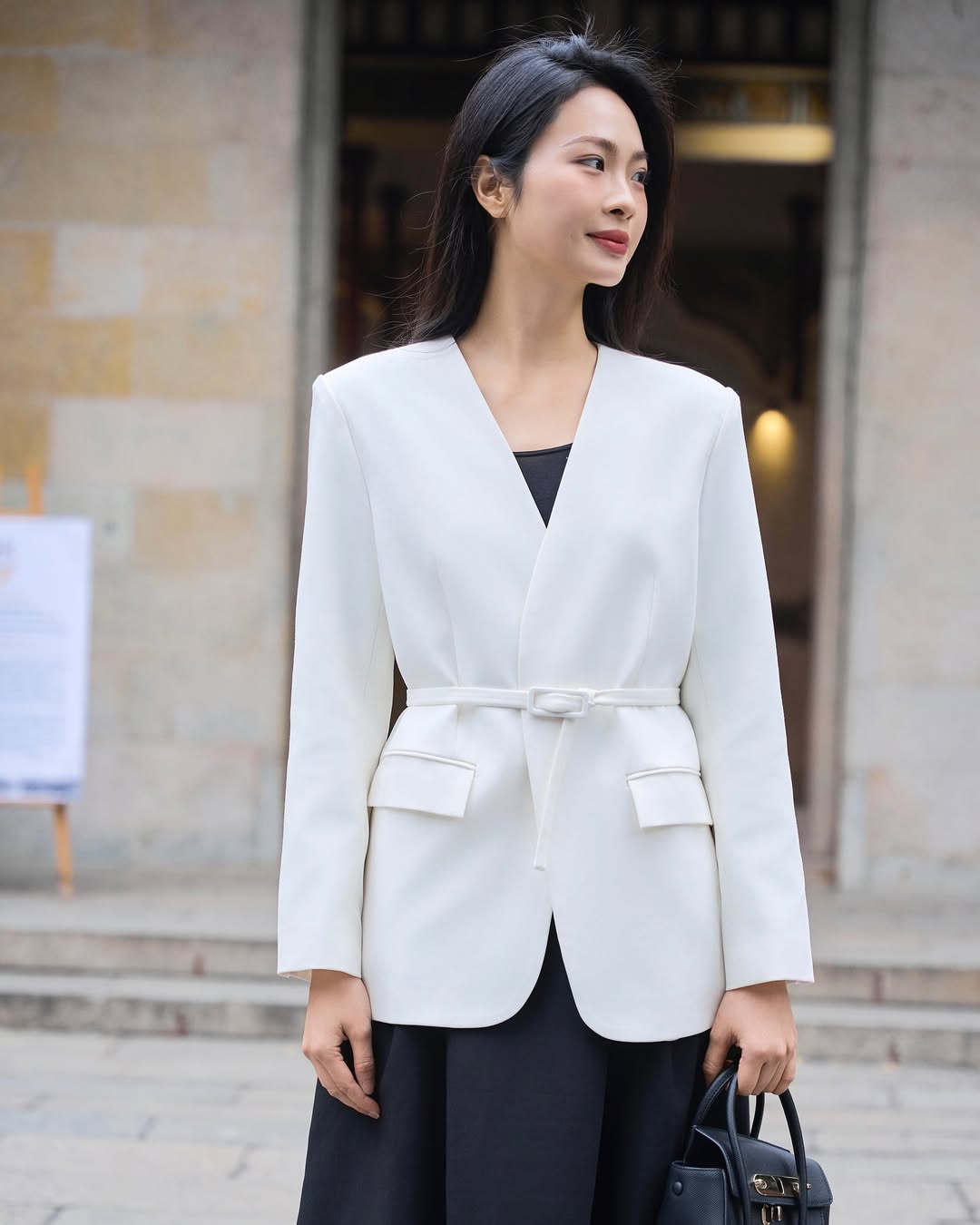 ແນວໂນ້ມ outfit ສີດໍາແລະສີຂາວ, ກັບຄືນມາທີ່ເຂັ້ມແຂງໃນຕອນຕົ້ນຂອງປີໃຫມ່ - ຮູບພາບ 6. Xu hướng phối đồ trắng đen, sự trở lại mạnh mẽ đầu năm mới- Ảnh 6.