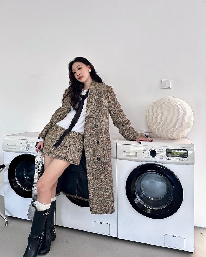 Berpakaianlah untuk bekerja pada hari pertama tahun baru dengan mantel panjang - Foto 2. Mặc đẹp đi làm ngày đầu năm với áo khoác dáng dài- Ảnh 2.