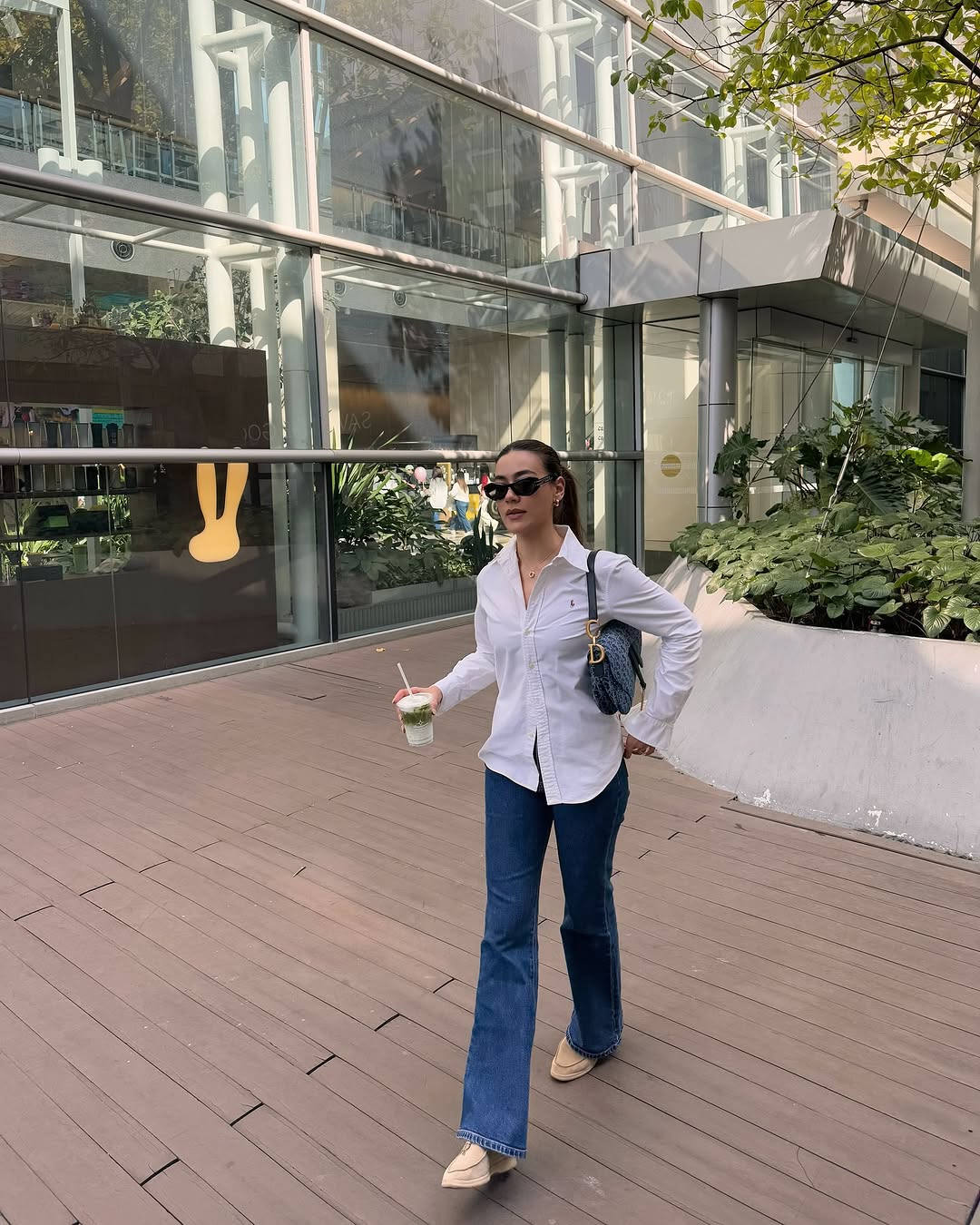 Cămașa albă este indispensabilă în garderoba de la începutul primăverii 2025 - Foto 3. Áo sơ mi trắng không thể thiếu trong tủ đồ đầu xuân 2025- Ảnh 3.