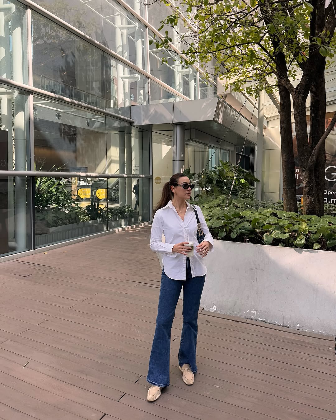 Cămașa albă este indispensabilă în garderoba de la începutul primăverii 2025 - Fotografia 2. Áo sơ mi trắng không thể thiếu trong tủ đồ đầu xuân 2025- Ảnh 2.