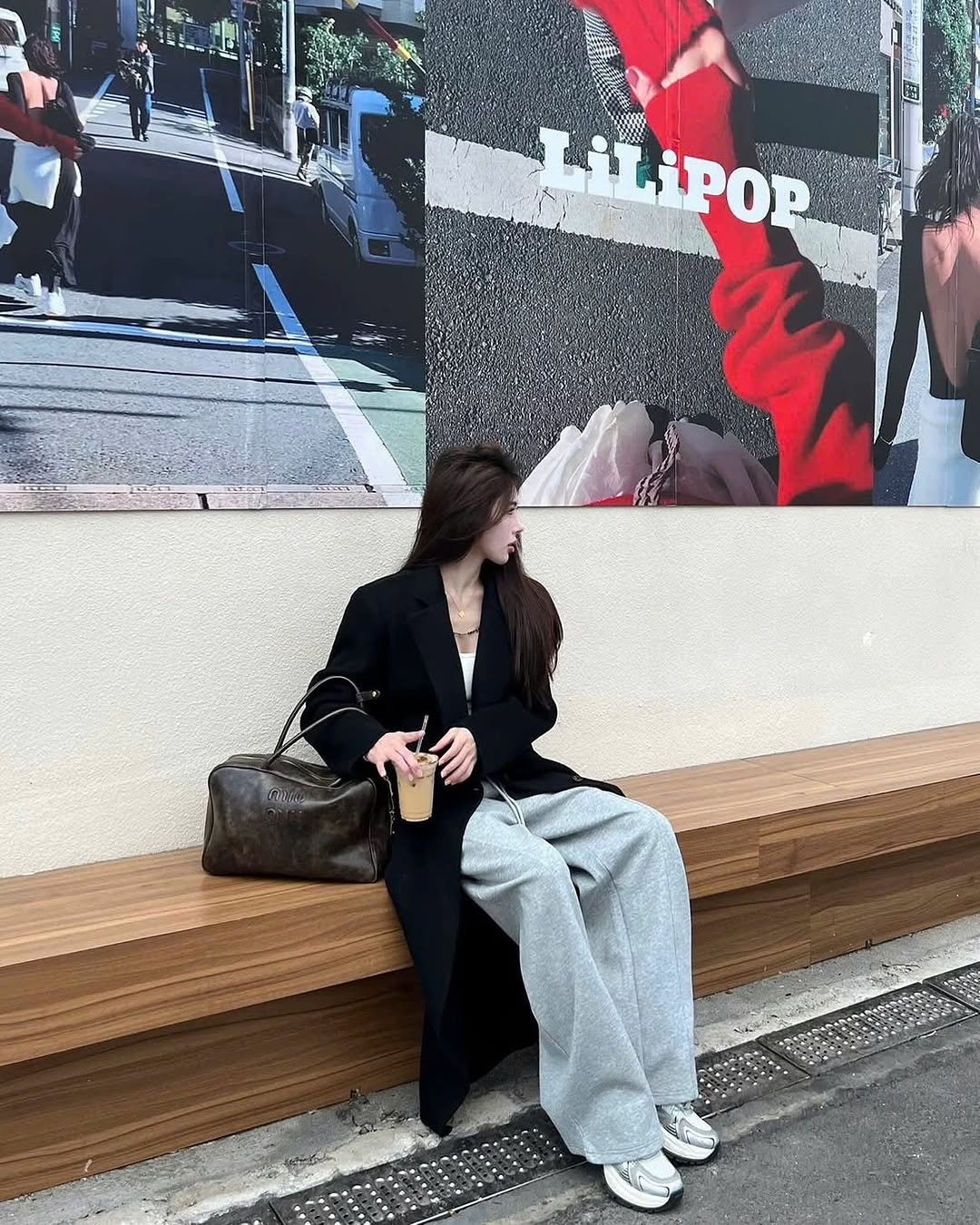 Berpakaianlah untuk bekerja pada hari pertama tahun baru dengan mantel panjang - Foto 7. Mặc đẹp đi làm ngày đầu năm với áo khoác dáng dài- Ảnh 7.