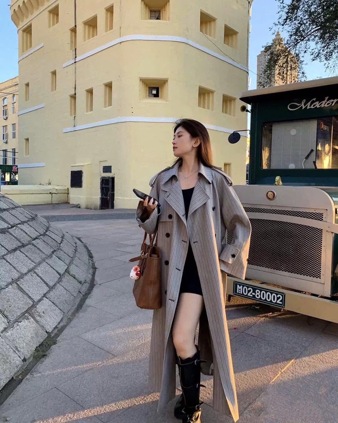 Berpakaianlah untuk bekerja pada hari pertama tahun baru dengan mantel panjang - Foto 1. Mặc đẹp đi làm ngày đầu năm với áo khoác dáng dài- Ảnh 1.