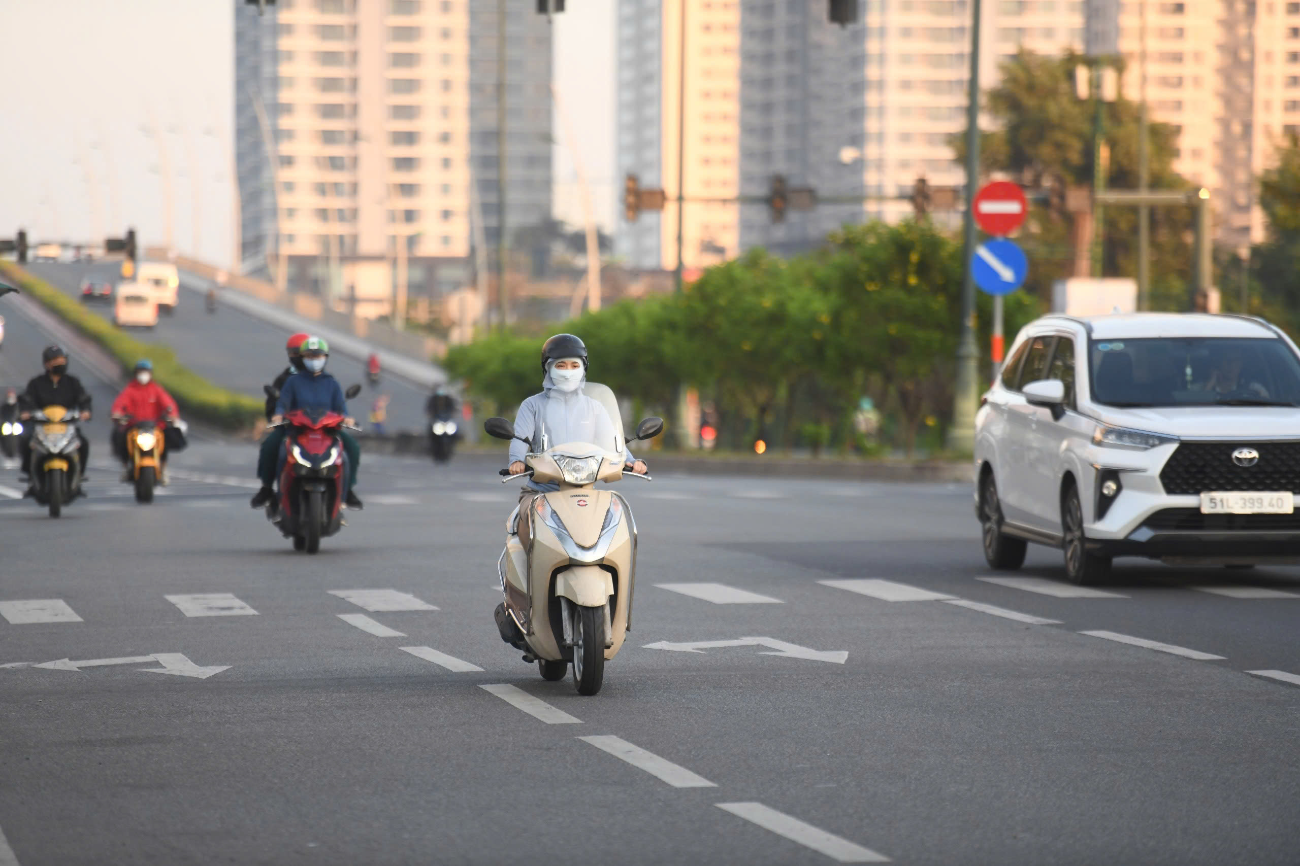 Nhiệt độ TP.HCM thấp nhất từ đầu năm: Gần trưa vẫn còn chút se lạnh- Ảnh 6.