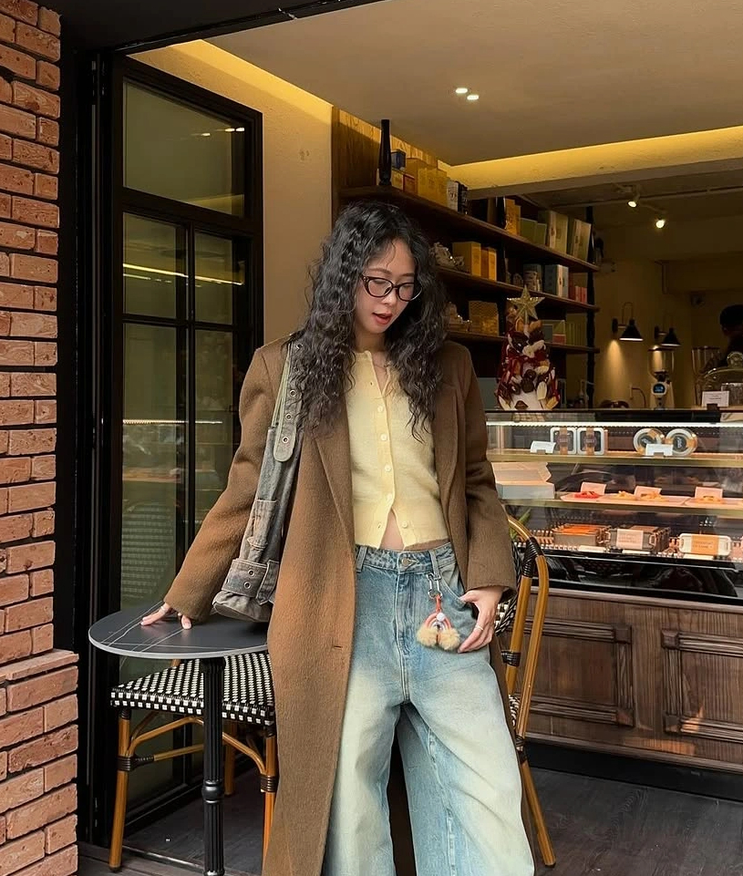 Berpakaianlah untuk bekerja pada hari pertama tahun baru dengan mantel panjang - Foto 5. Mặc đẹp đi làm ngày đầu năm với áo khoác dáng dài- Ảnh 5.