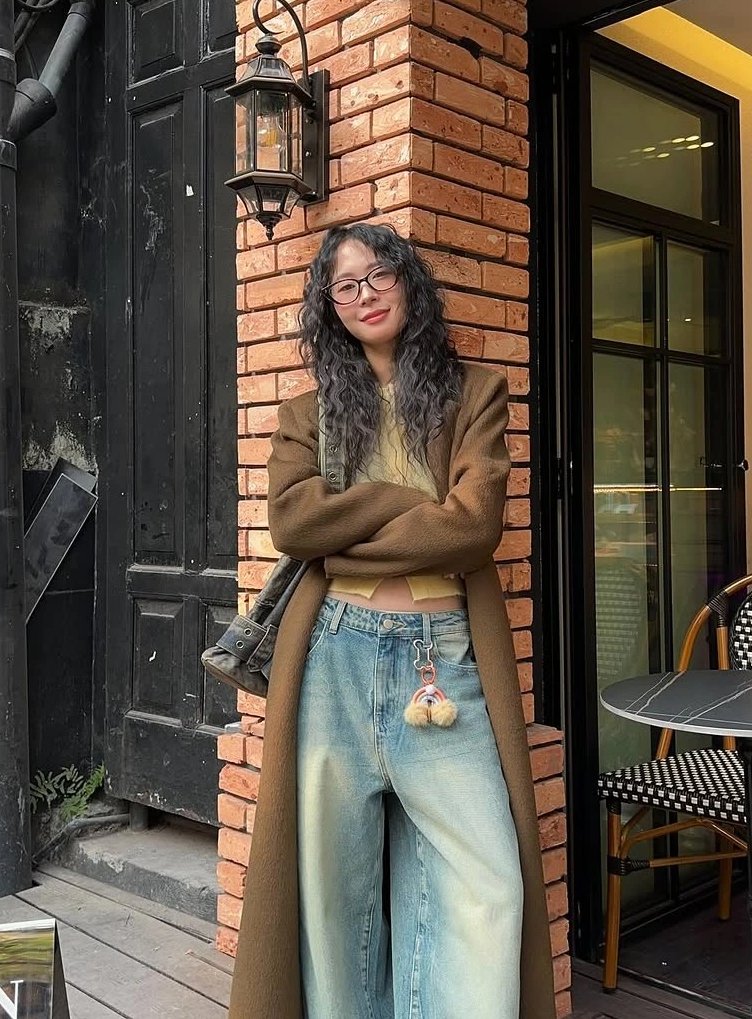 Berpakaianlah untuk bekerja pada hari pertama tahun baru dengan mantel panjang - Foto 6. Mặc đẹp đi làm ngày đầu năm với áo khoác dáng dài- Ảnh 6.