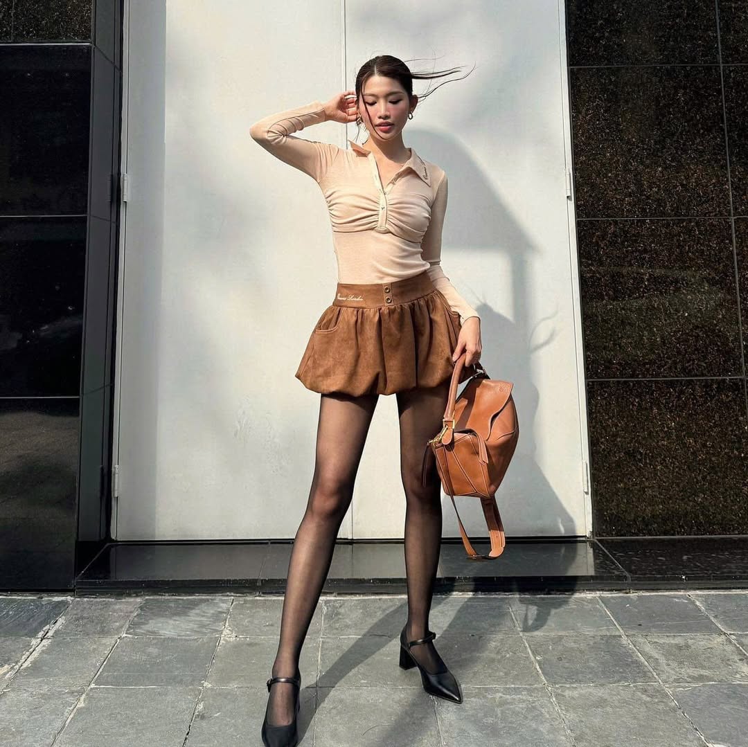 Měkká bohémská semišová sukně, jarní trend 2025 - Foto 2. Váy da lộn phong cách bohemian mềm mại, xu hướng mùa xuân 2025- Ảnh 2.