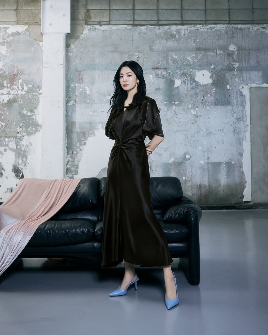 Zeigen Sie Ihre verführerische Schönheit mit einem geheimnisvollen schwarzen Outfit – Foto 4. Khoe vẻ đẹp quyến rũ với trang phục màu đen huyền bí- Ảnh 4.