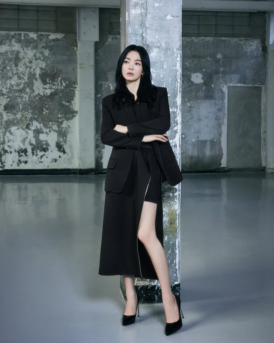 Zeigen Sie Ihre verführerische Schönheit mit einem geheimnisvollen schwarzen Outfit – Foto 5. Khoe vẻ đẹp quyến rũ với trang phục màu đen huyền bí- Ảnh 5.
