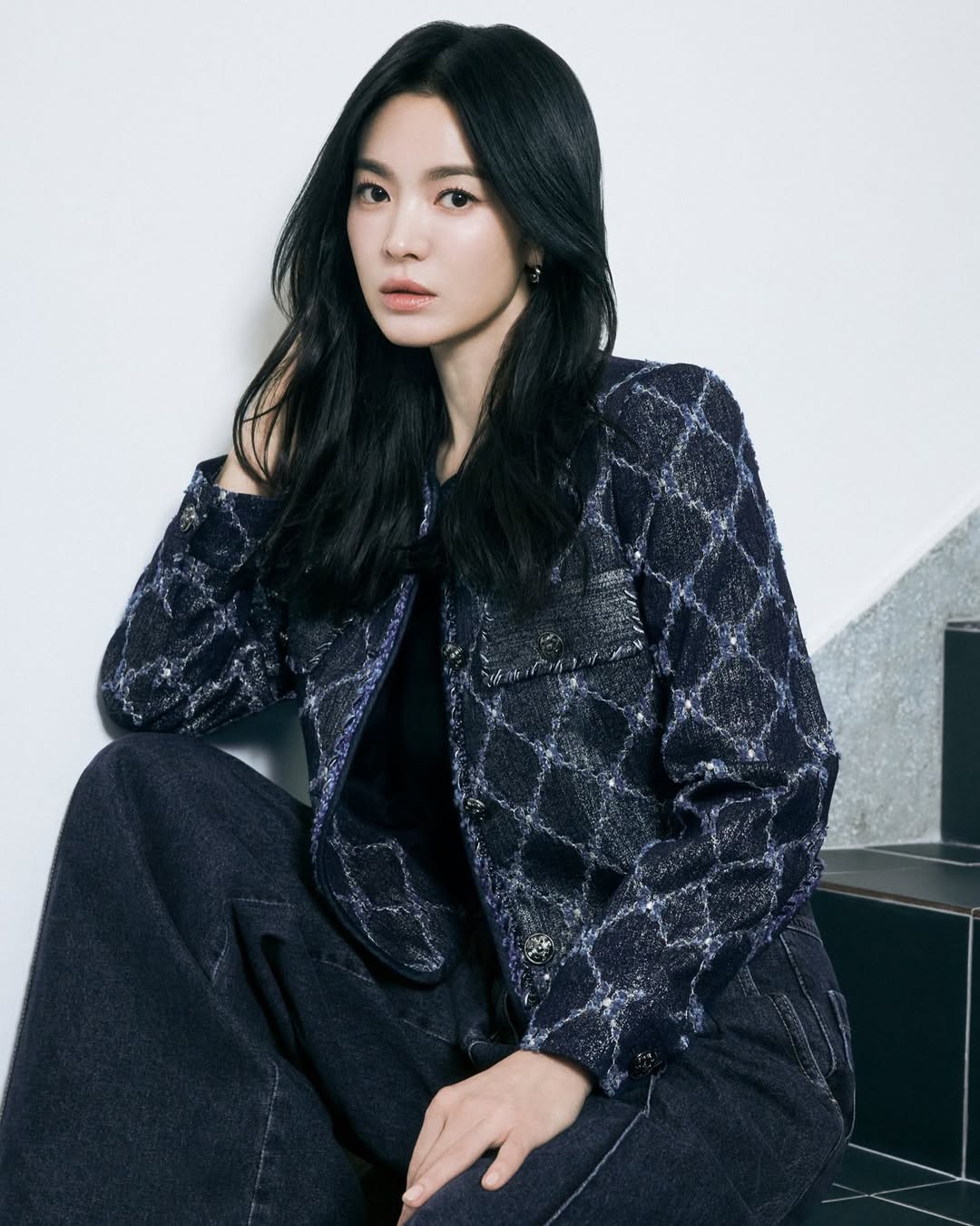 Zeigen Sie Ihre verführerische Schönheit mit einem geheimnisvollen schwarzen Outfit – Foto 7. Khoe vẻ đẹp quyến rũ với trang phục màu đen huyền bí- Ảnh 7.