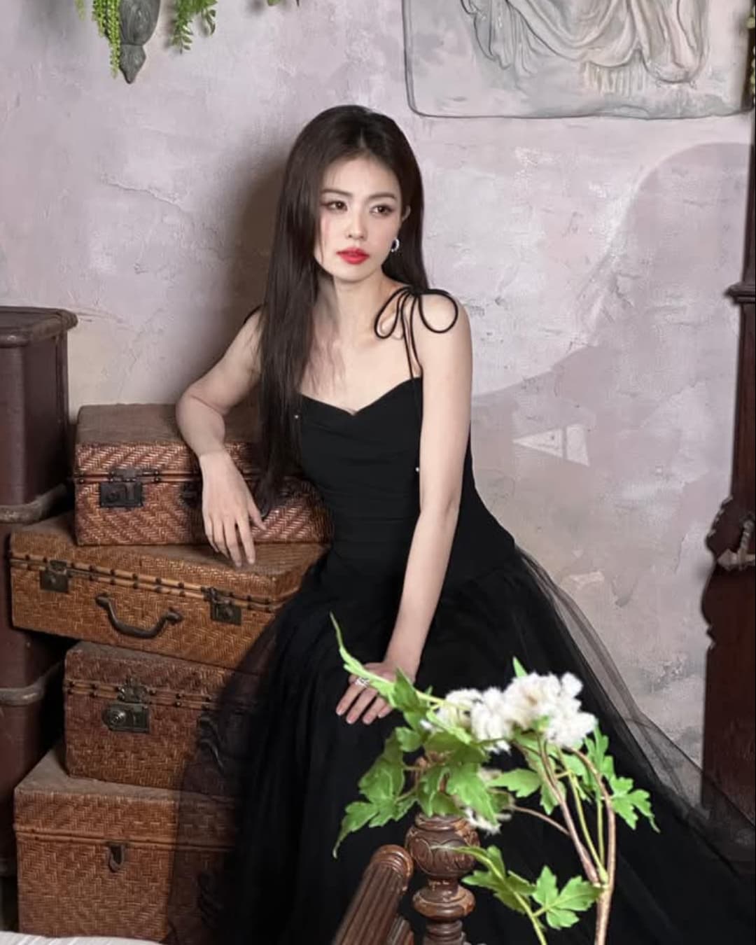 Zeigen Sie Ihre verführerische Schönheit mit einem geheimnisvollen schwarzen Outfit – Foto 8. Khoe vẻ đẹp quyến rũ với trang phục màu đen huyền bí- Ảnh 8.