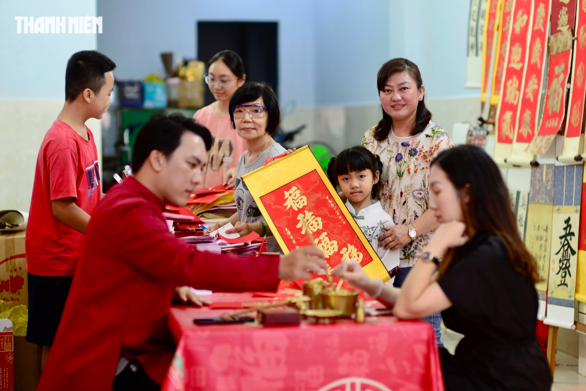 Liễn tết Nguyên đán 2025 được người dân TP.HCM chọn nhiều nhất là câu gì: Bạn có biết?- Ảnh 14.