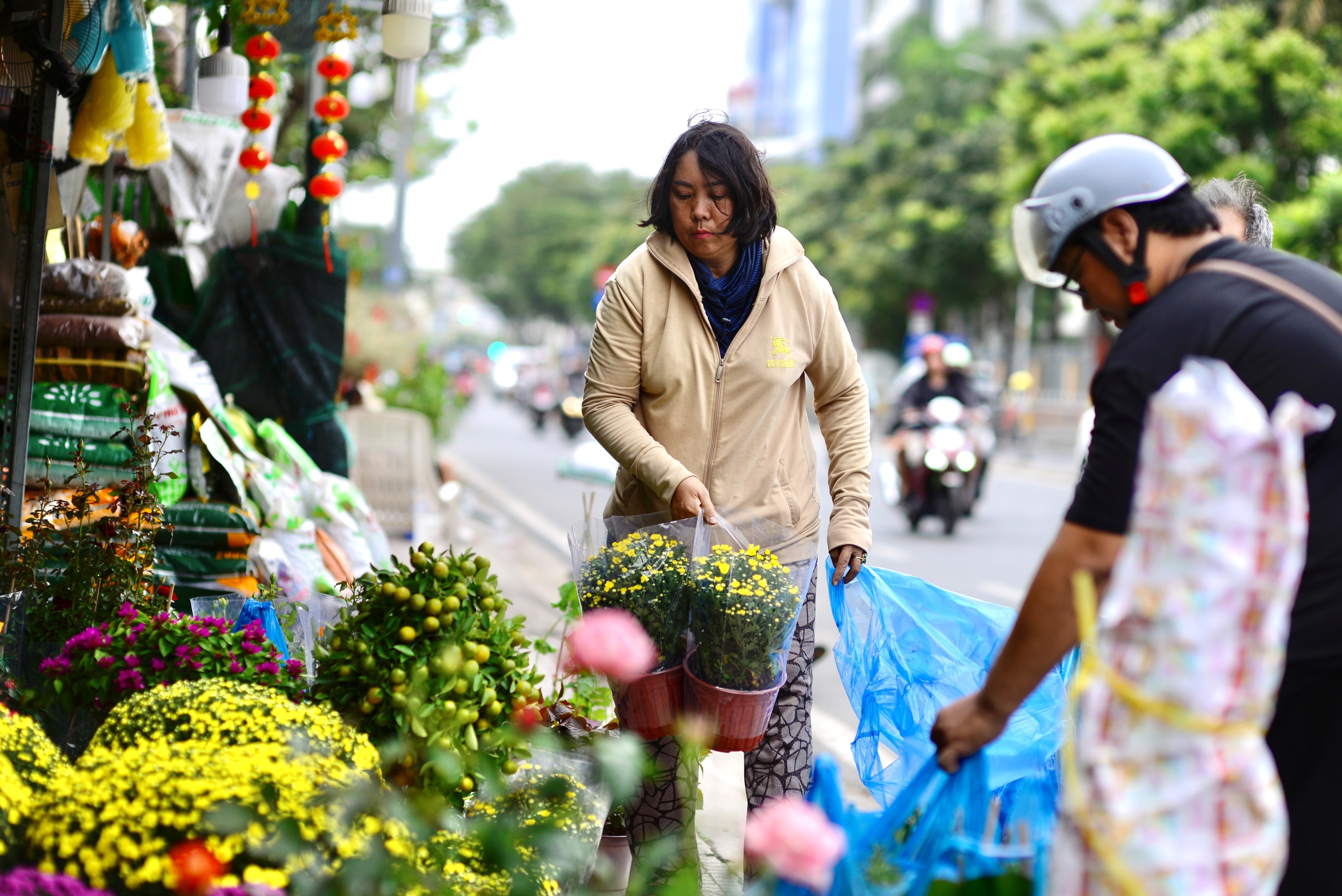 Hoa tết tràn ngập phố phường TP.HCM: Người dân thong thả 'quẹo lựa'- Ảnh 5.