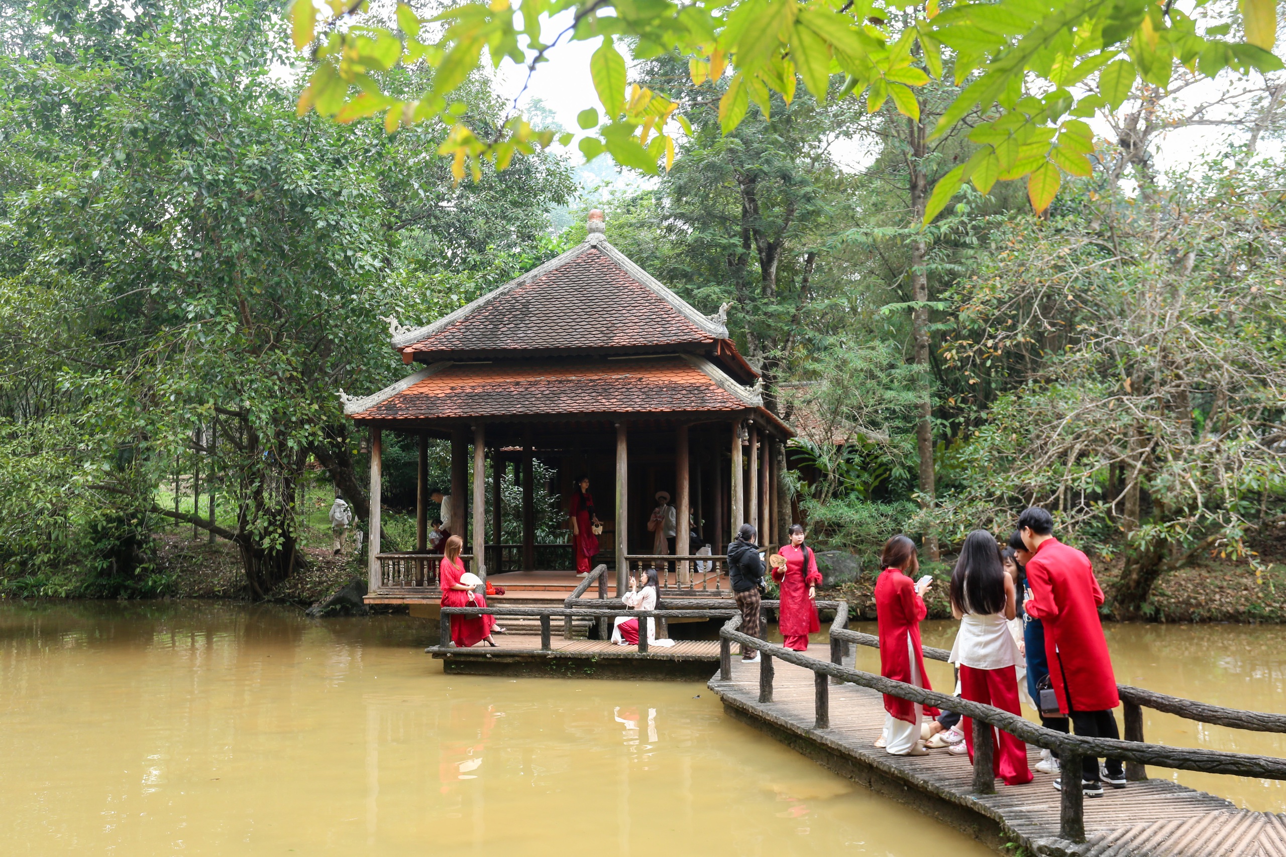 Ngôi chùa gần 200 năm tuổi đông người check-in chụp ảnh tết: Ý tứ đi nhẹ, nói khẽ- Ảnh 12.