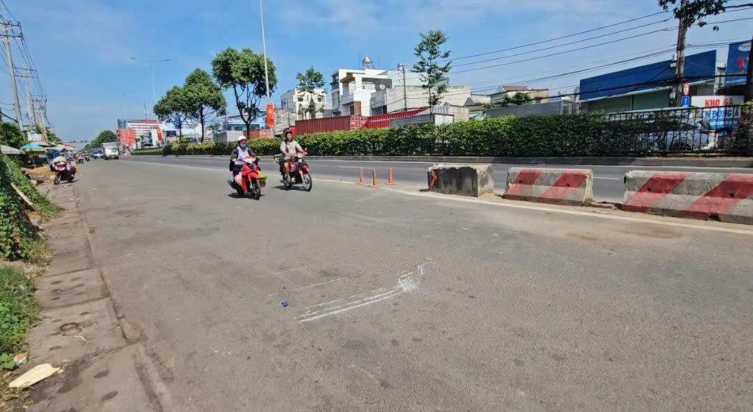 Khiếp vía xe tải tông dải phân cách, lật nghiêng suýt đè trúng 4 người đi đường- Ảnh 3. Khiếp vía xe tải tông dải phân cách, lật nghiêng suýt đè trúng 4 người đi đường- Ảnh 3.